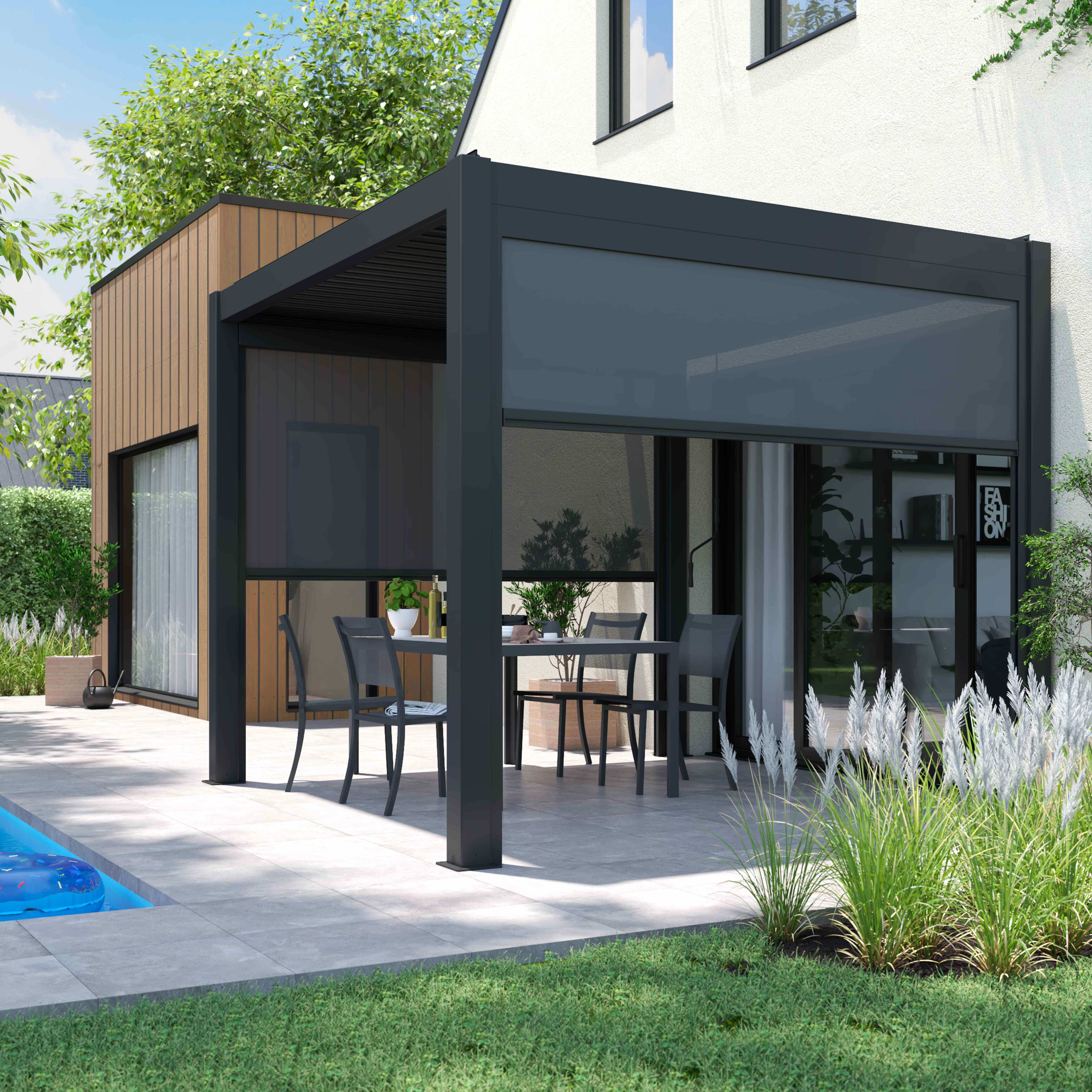 Eine moderne Terrasse mit Pergola, Tisch und Stühlen. Enthält einen Pool und ein Haus im Hintergrund. Der Himmel ist blau.