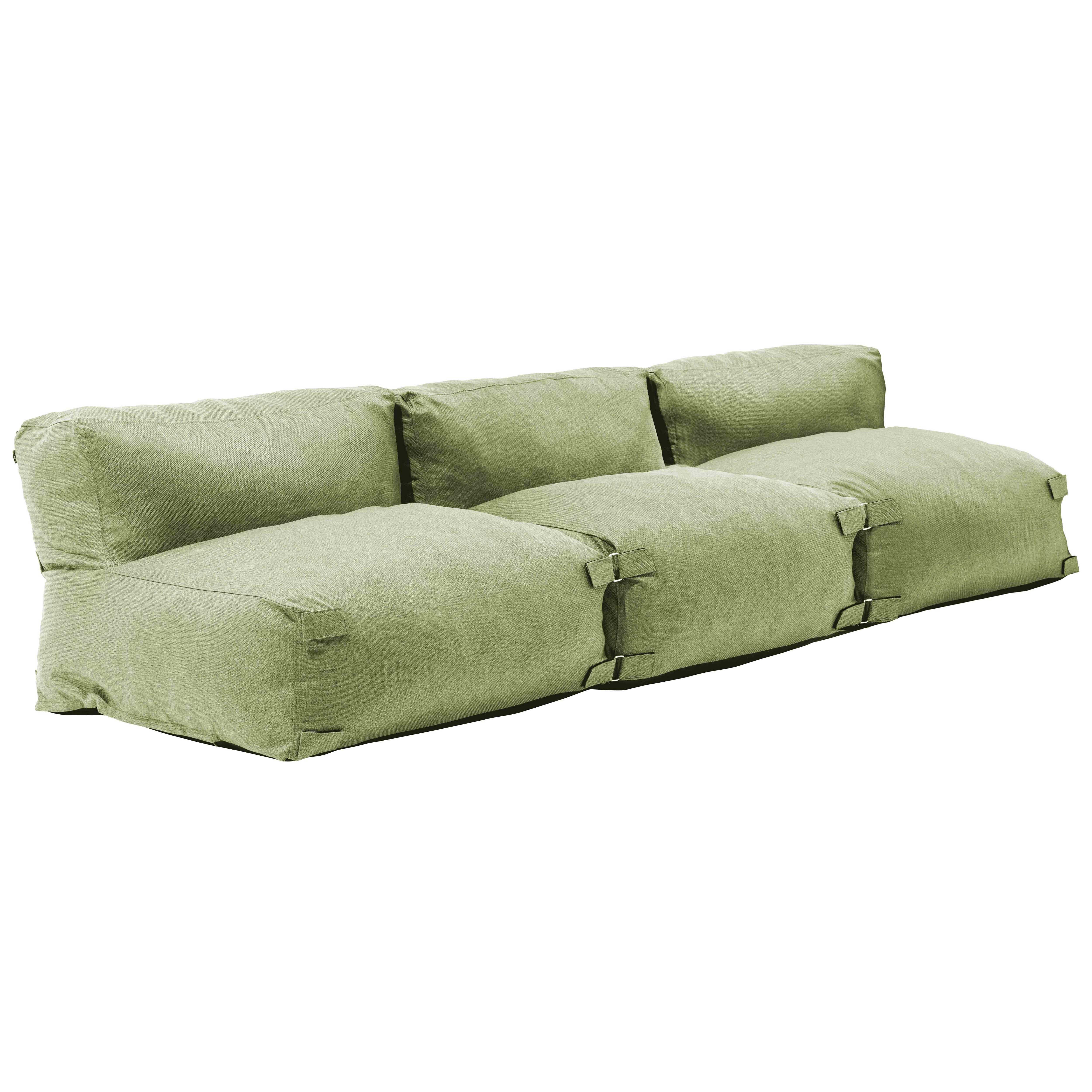 Ein hellgrünes Ecksofa, isoliert auf Weiß. Es hat vier Abschnitte mit Schnallen und ein strukturiertes Aussehen.