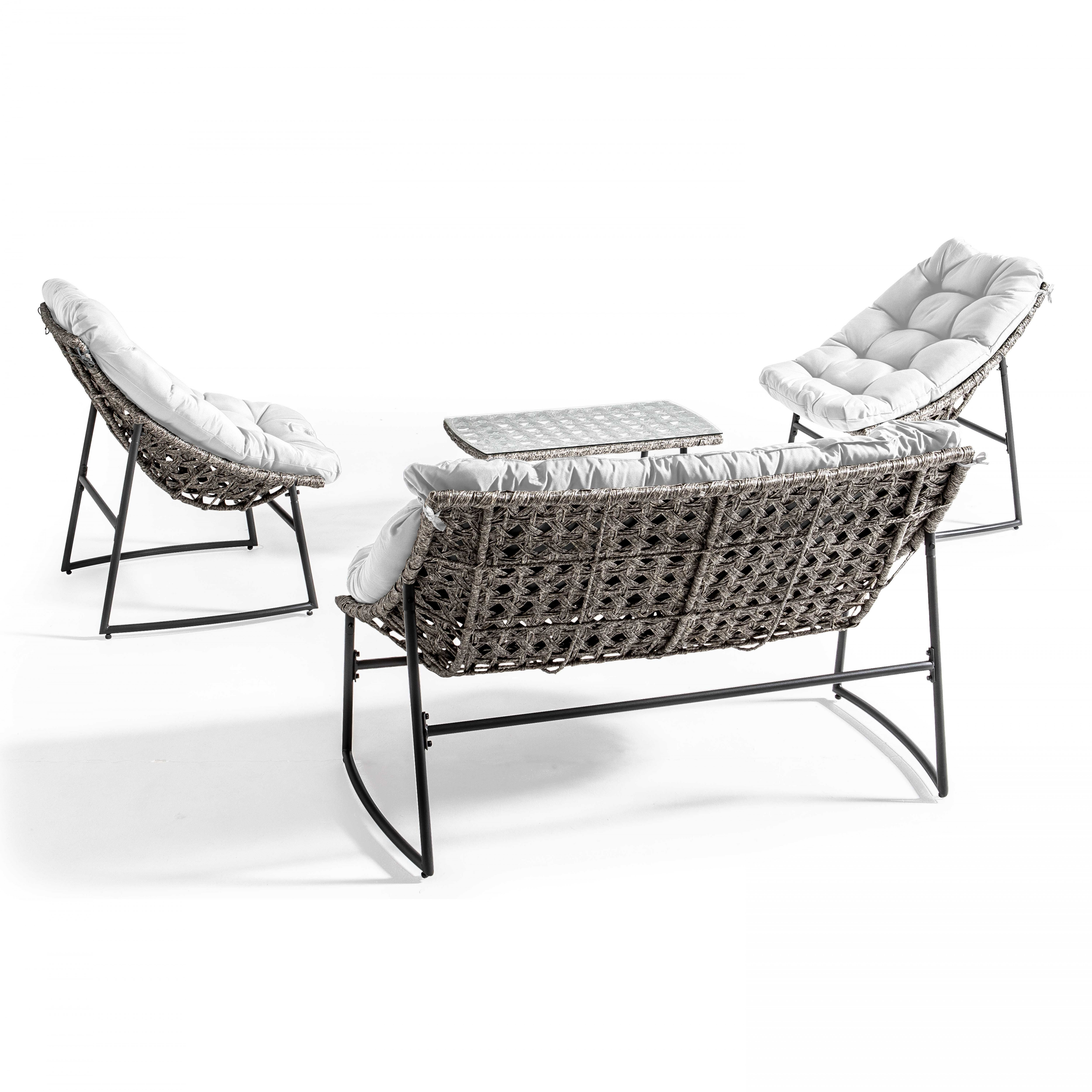 Geflochtenes Gartenmöbel-Set auf Weiß. Enthält eine Couch, zwei Stühle und einen kleinen Tisch.