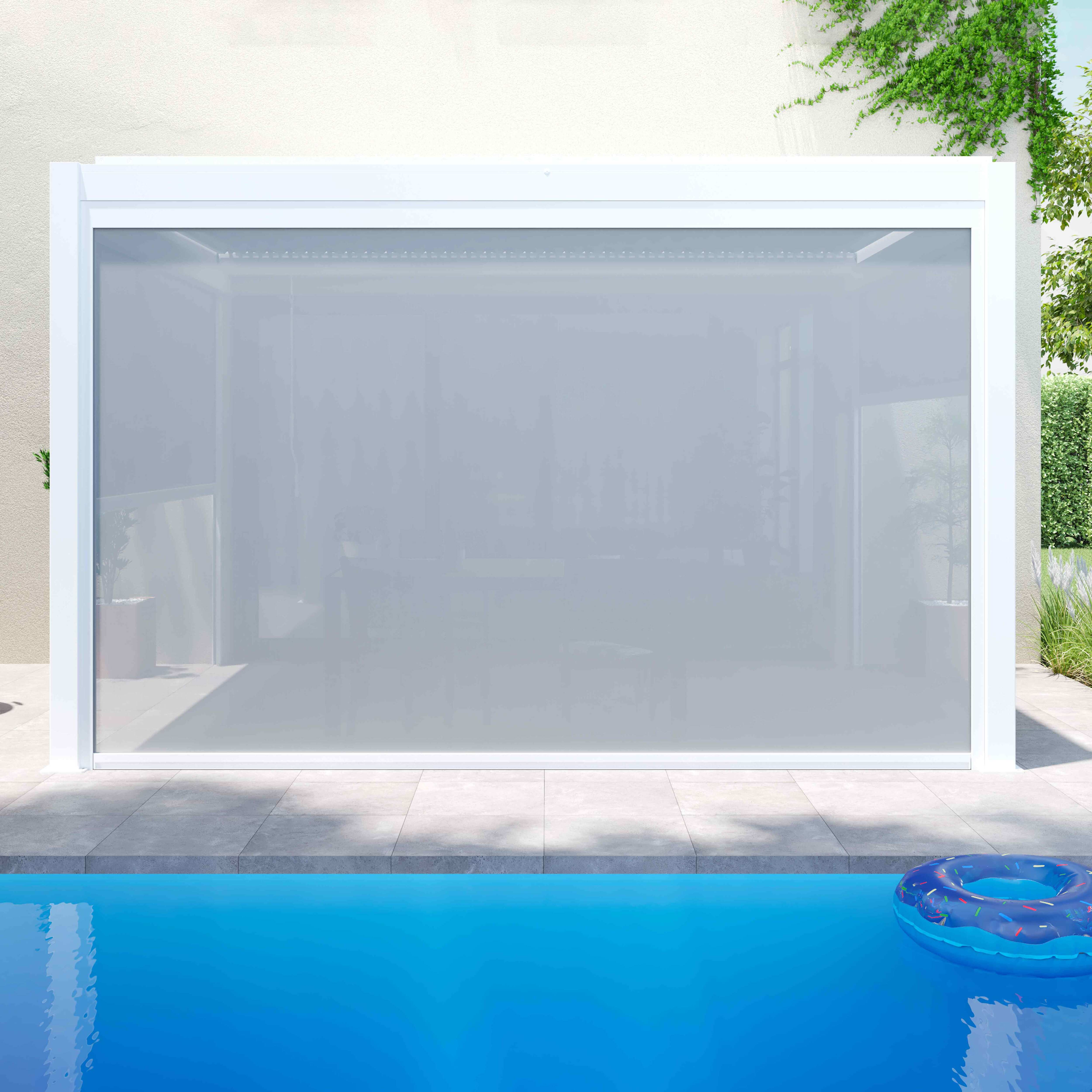Eine weiße Struktur mit einer transparenten Wand überblickt einen blauen Pool mit einem schwimmenden Ring. Grüne Pflanzen rechts.