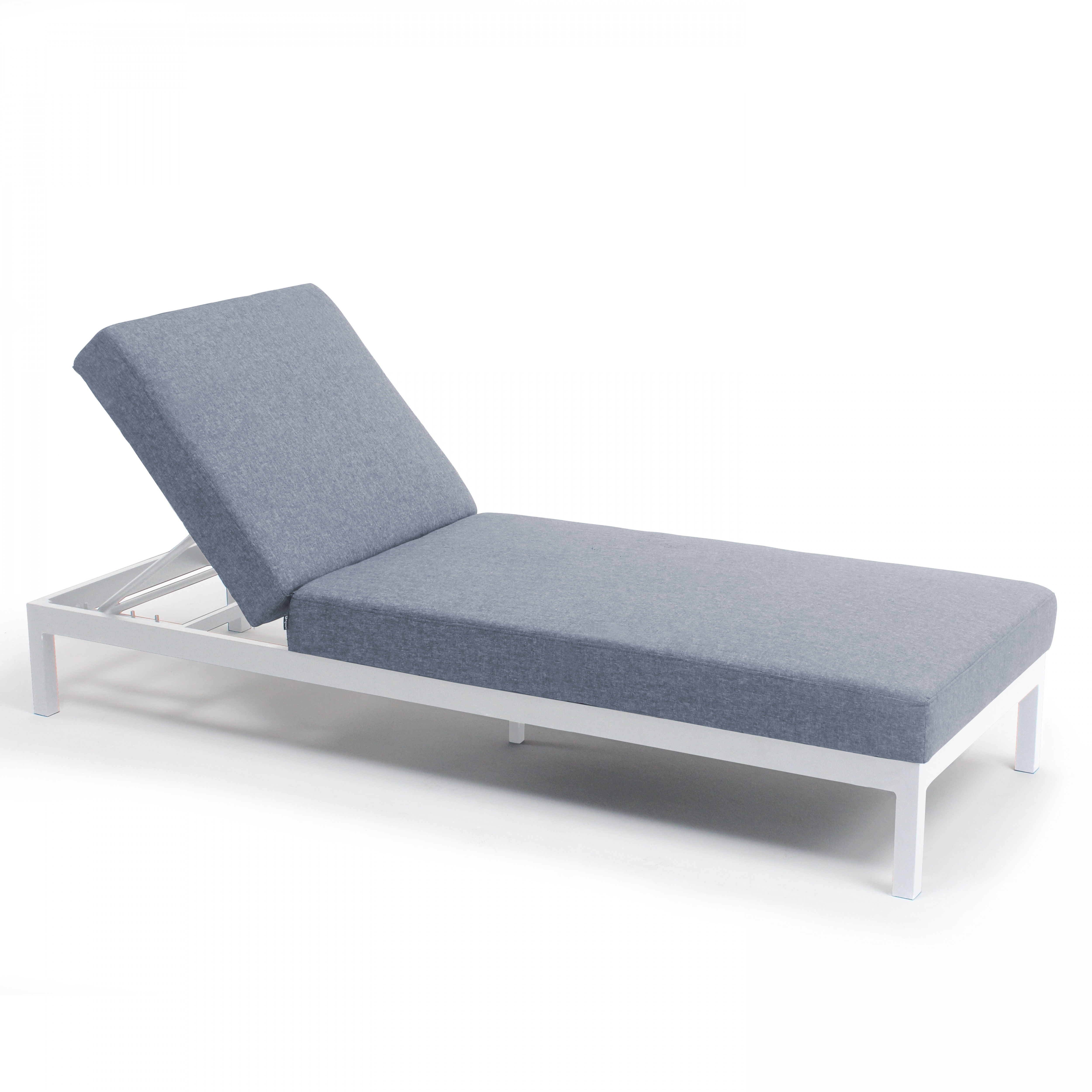 Eine grau gepolsterte Chaiselongue mit weißem Rahmen steht auf weißem Untergrund. Die Lehne ist leicht erhöht.