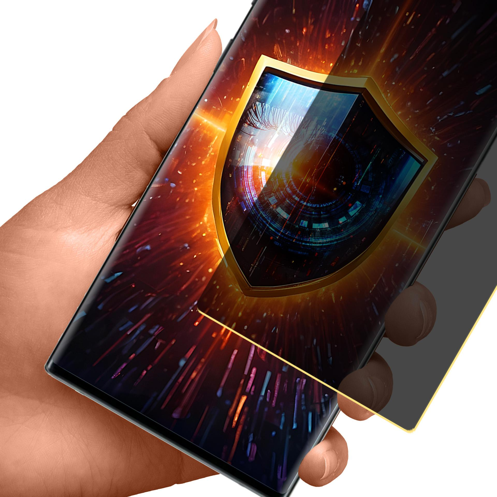 Dłoń trzymająca telefon z tarczą na ekranie. Ochraniacz ekranu jest częściowo odklejony.