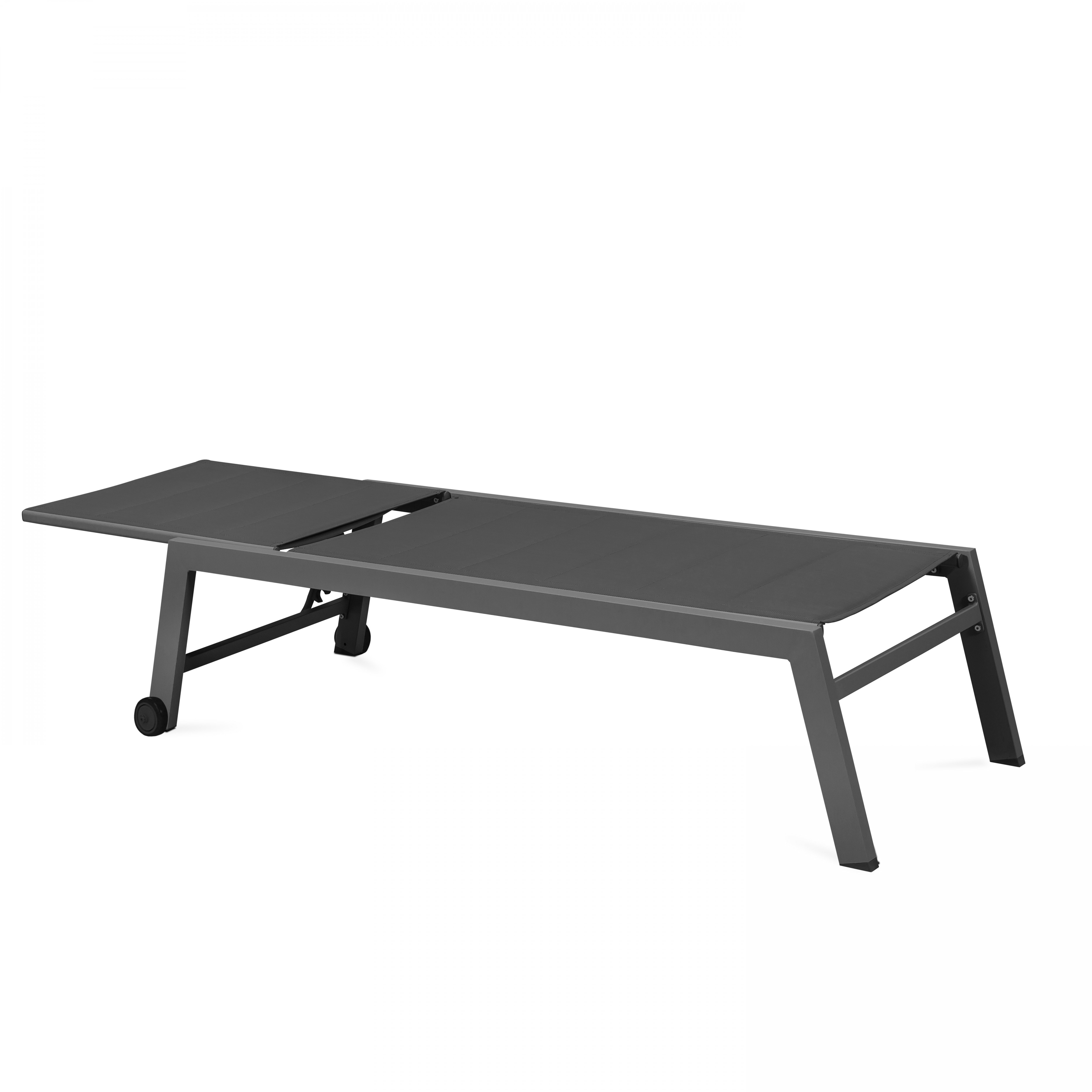 Eine graue Outdoor-Liege. Sie hat eine Kopfstütze und Räder. Der Hintergrund ist weiß.