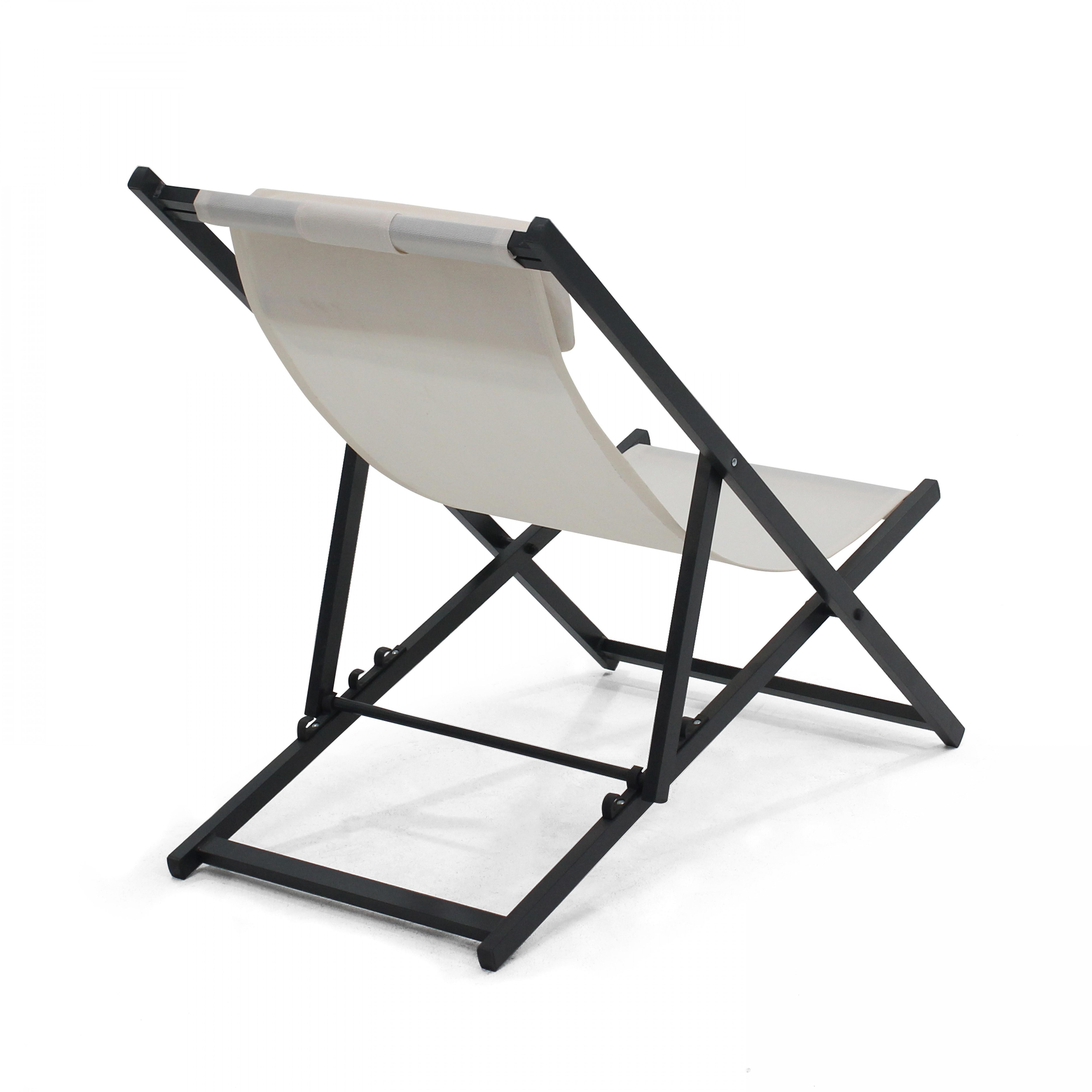 Ein zusammenklappbarer Deckchair, schwarzer Rahmen, cremefarbener Stoff, vor weißem Hintergrund, von hinten gesehen.