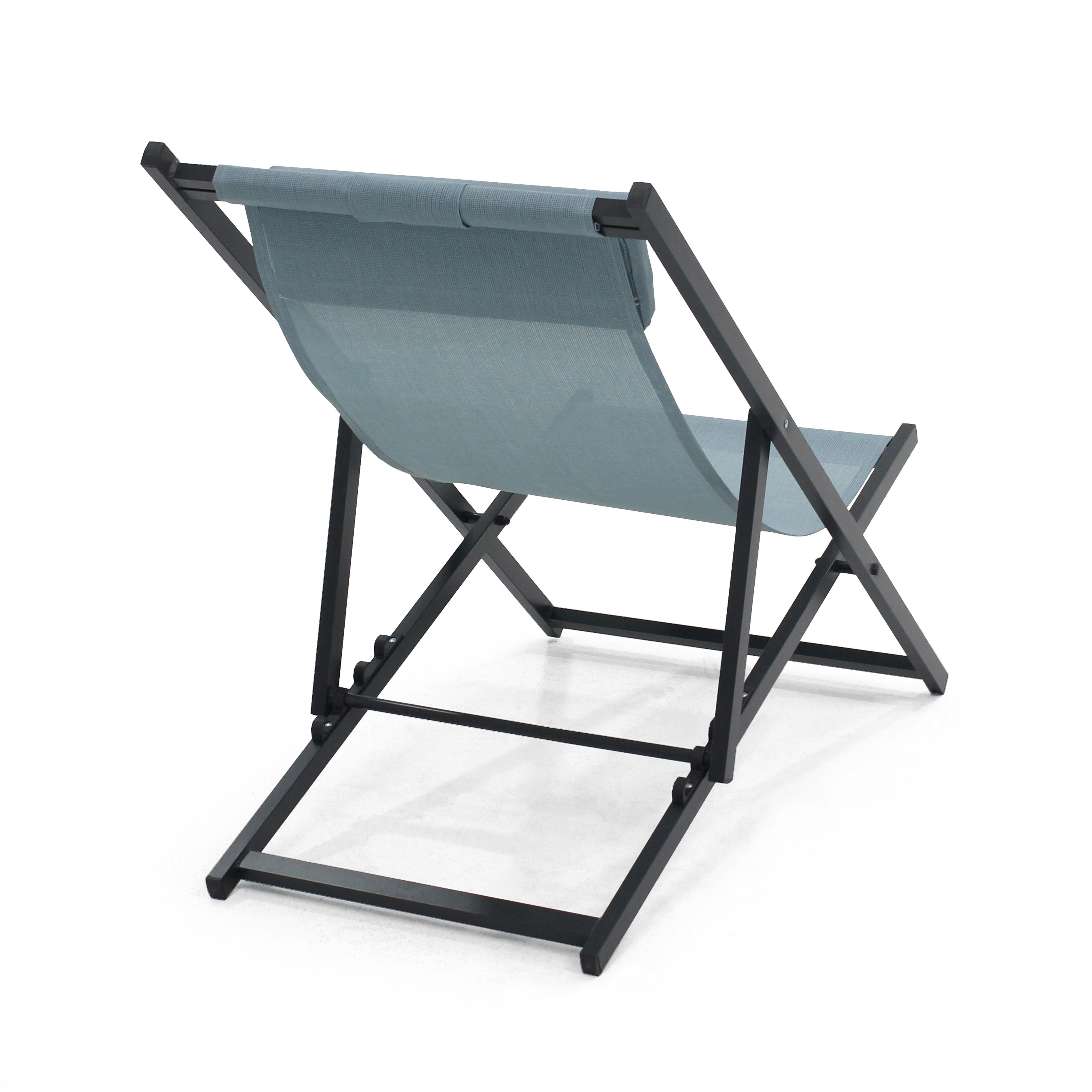 Ein zusammengeklappter Strandstuhl, von hinten gesehen, ist hellblau. Das Gestell ist schwarz, vor weißem Hintergrund.