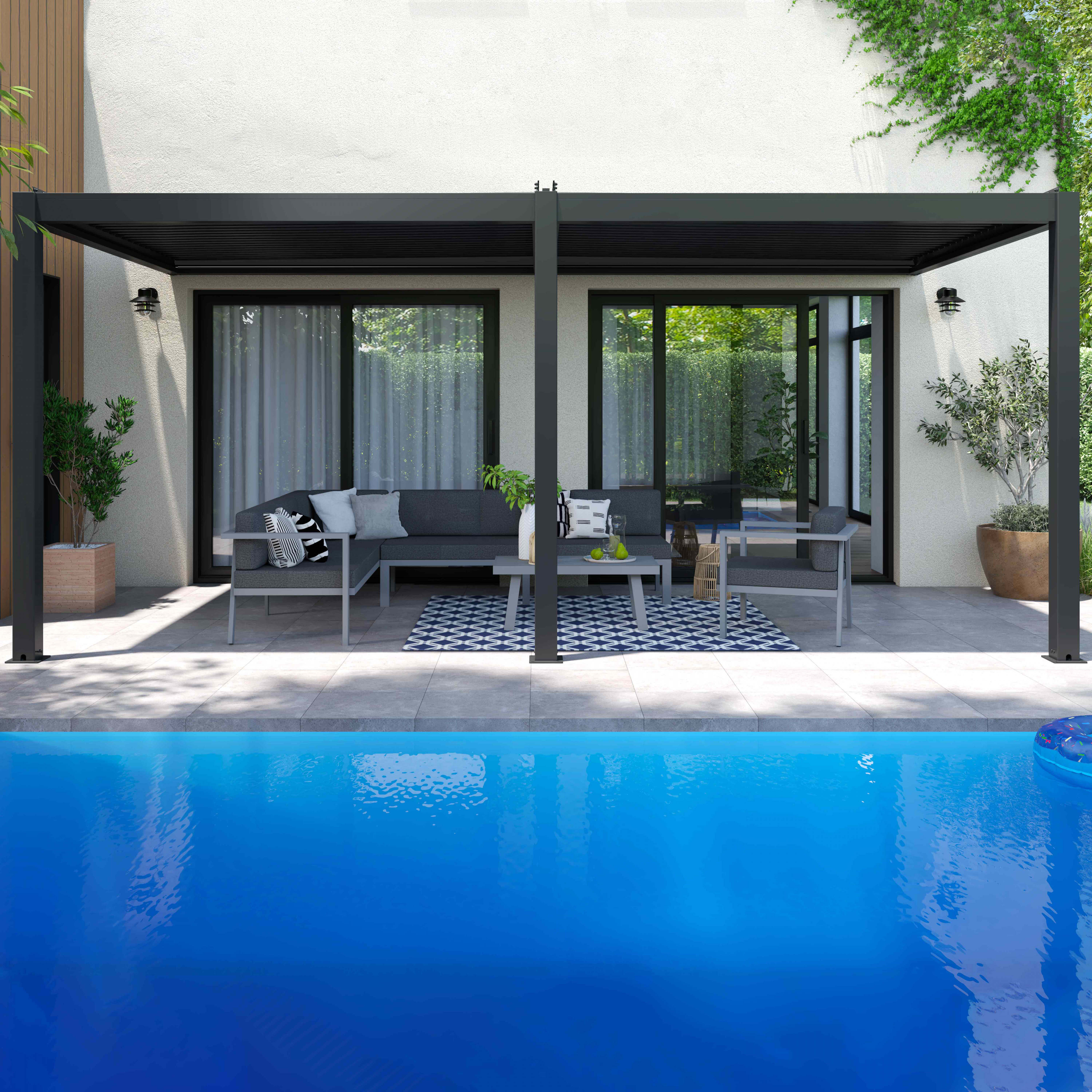Szene im Freien mit Pool und Terrasse. Mit Pergola, Sitzgelegenheiten und einem Tisch. Viel Grün umgibt den Raum.