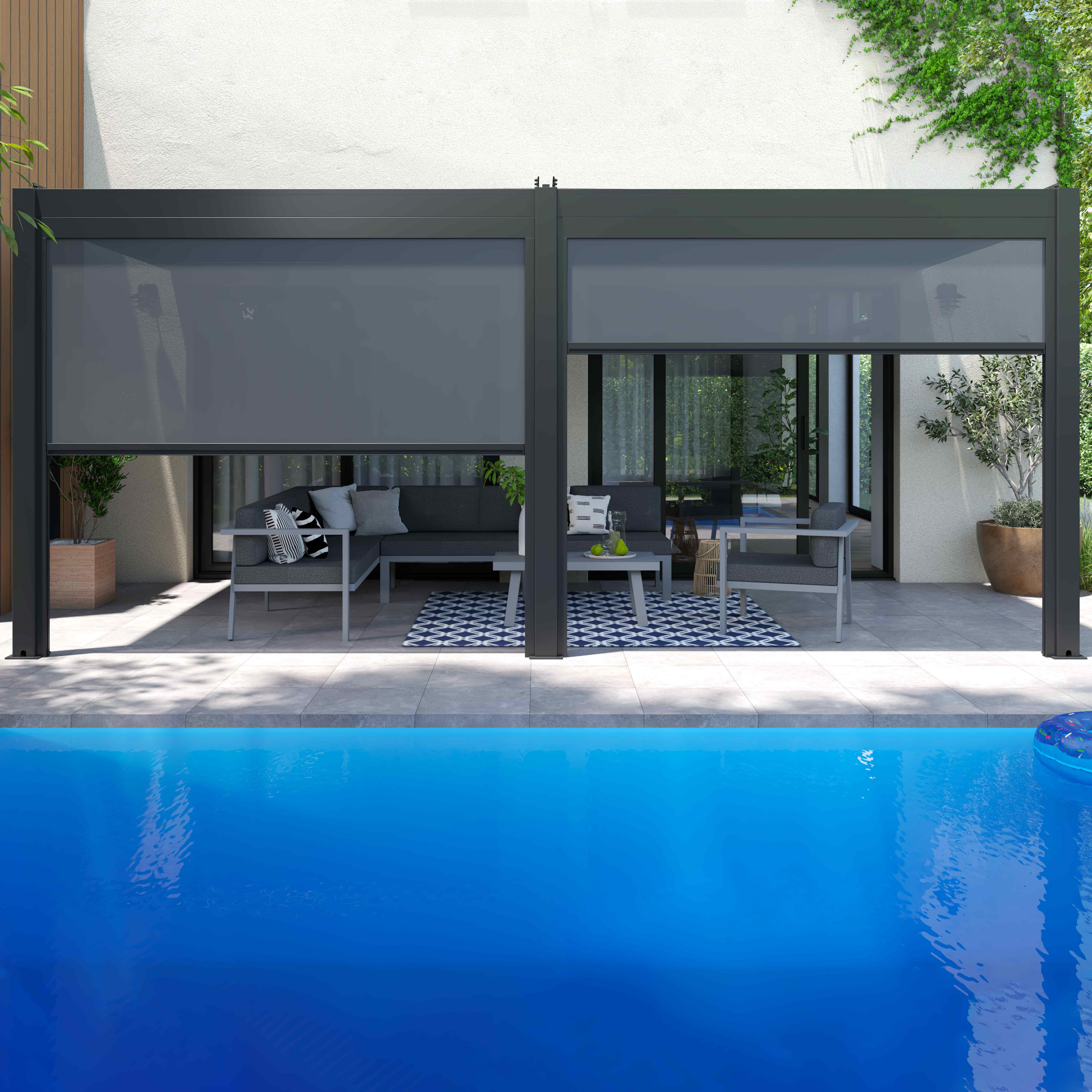 Terrasse mit Pool. Ein Pavillon, Sitzgelegenheiten und ein Tisch sind vorhanden. Grün umgibt den Raum.