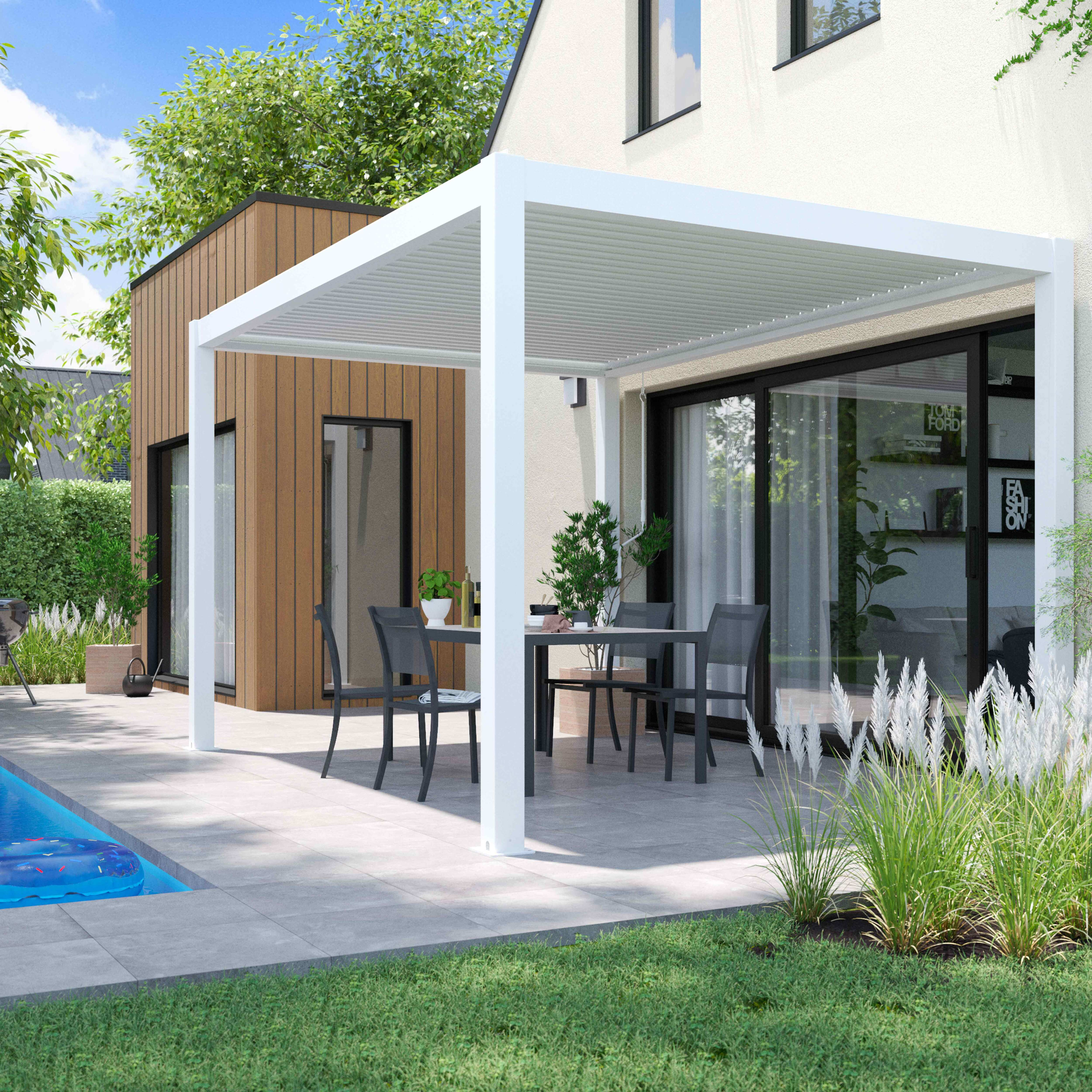 Eine weiße Pergola mit Tisch und Stühlen steht auf einer Terrasse. Im Vordergrund befinden sich ein Pool und Rasen. Im Hintergrund ist ein Haus.