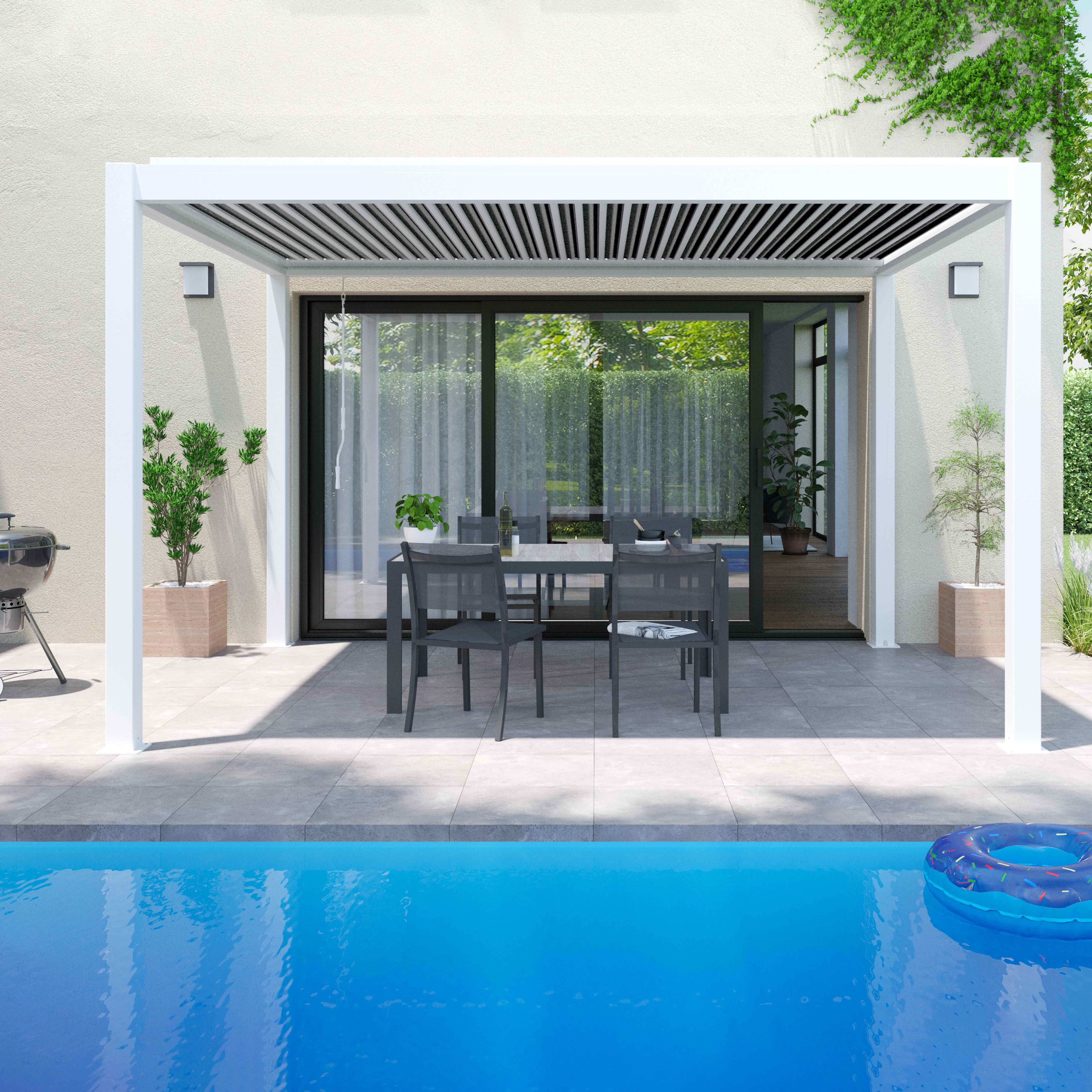 Eine Terrasse mit Pool. Eine weiße Pergola bedeckt Tisch und Stühle. Ein Pool-Float im Pool. Grüne Pflanzen.