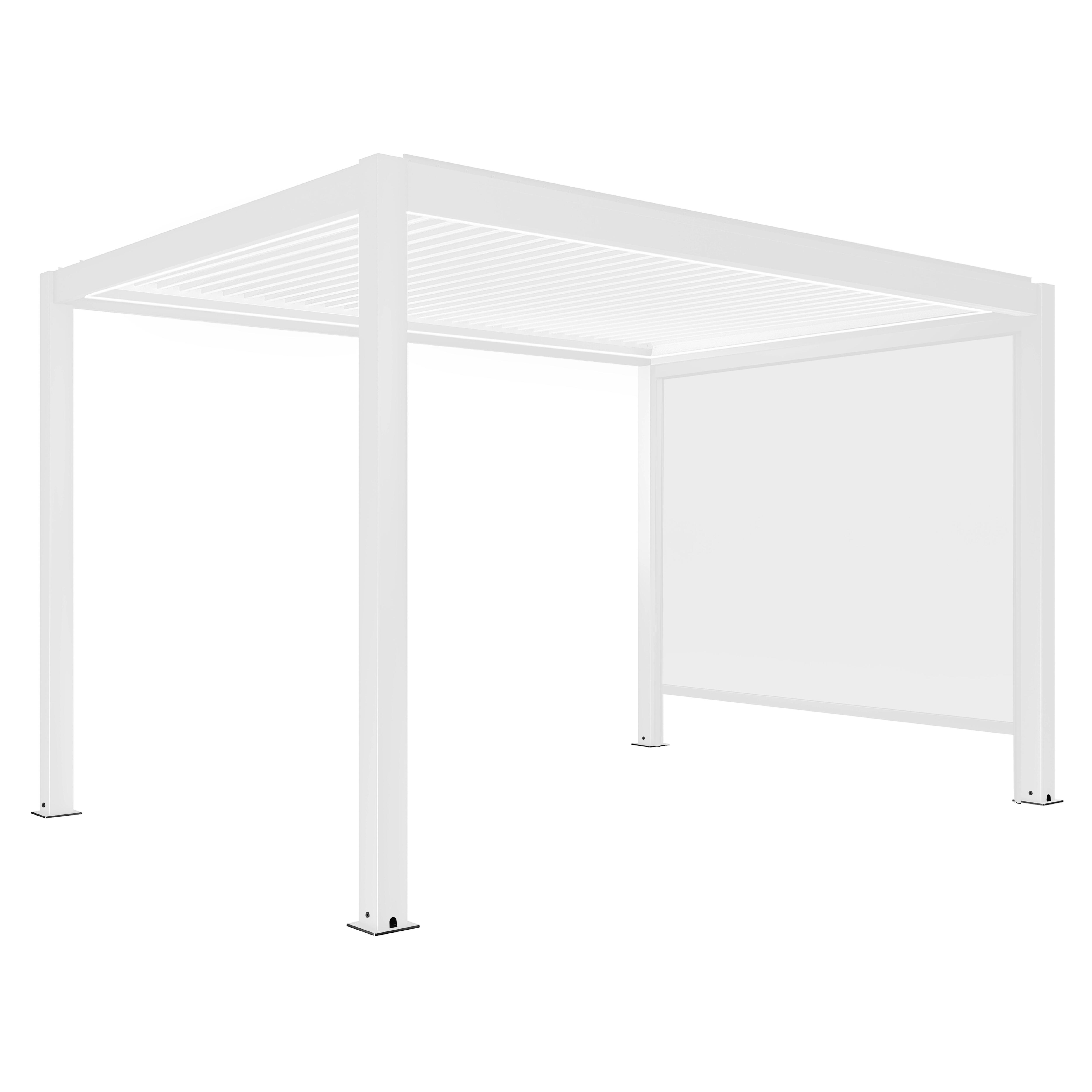 Eine weiße Pergola mit Lamellendach. Sie hat vier Stützpfosten und eine weiße Stoffbahn.