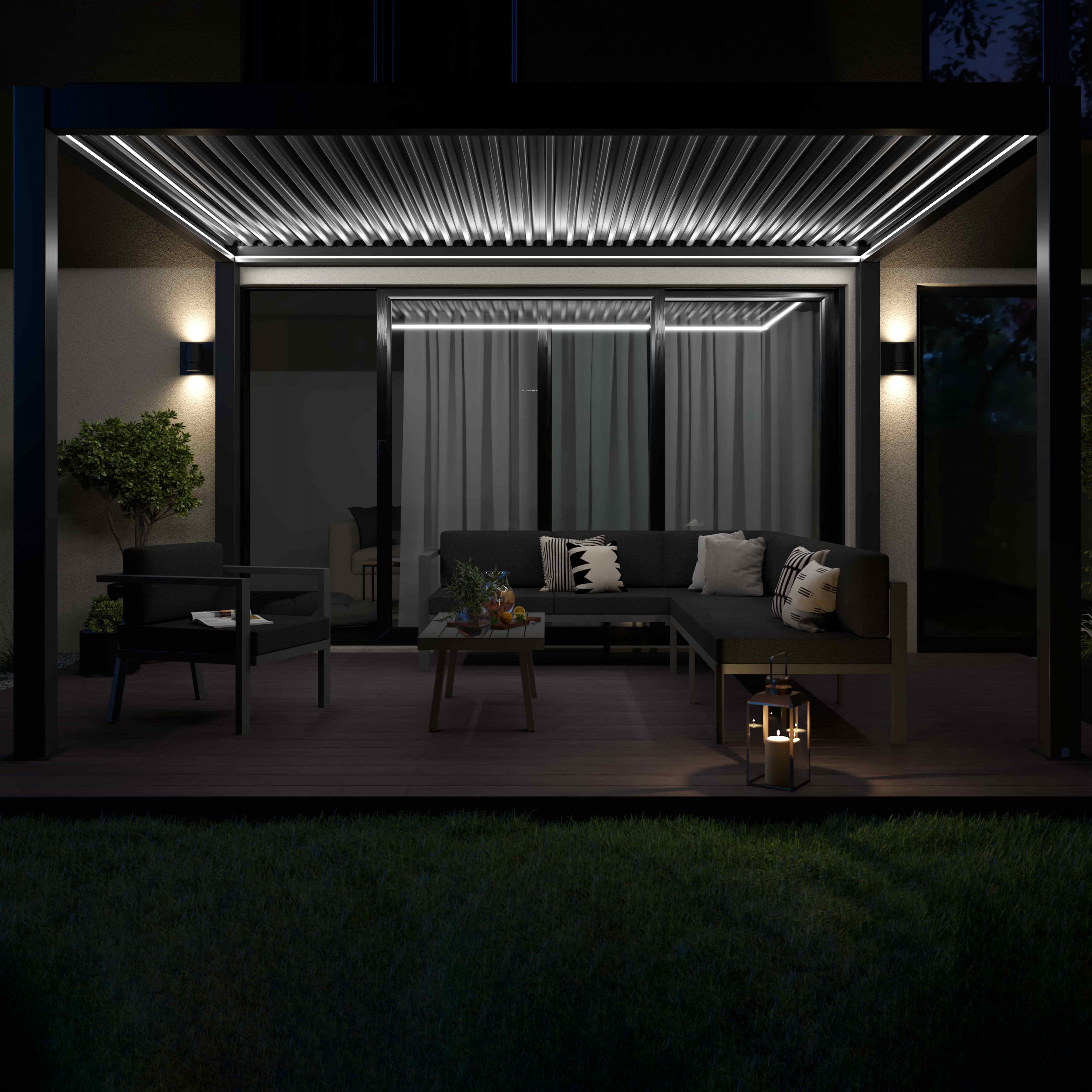 Nachtszenen mit Terrasse. Es gibt ein Sofa, einen Tisch und Stühle. Lichter beleuchten die Szene. Grünes Gras ist im Vordergrund.