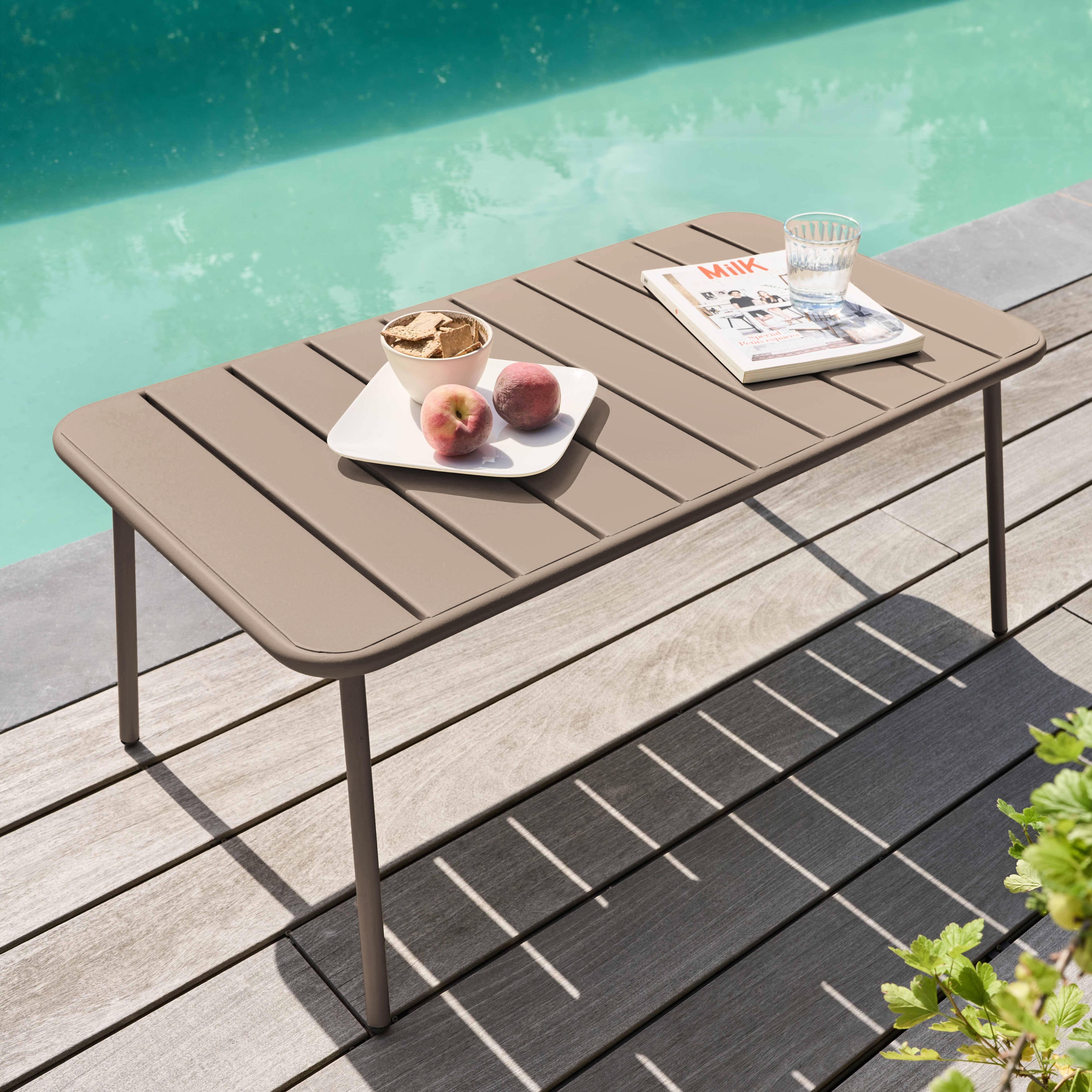 Ein Tisch mit Snacks und Pfirsichen steht in der Nähe eines Pools. Ein Glas Wasser und eine Zeitschrift liegen auf dem Tisch.
