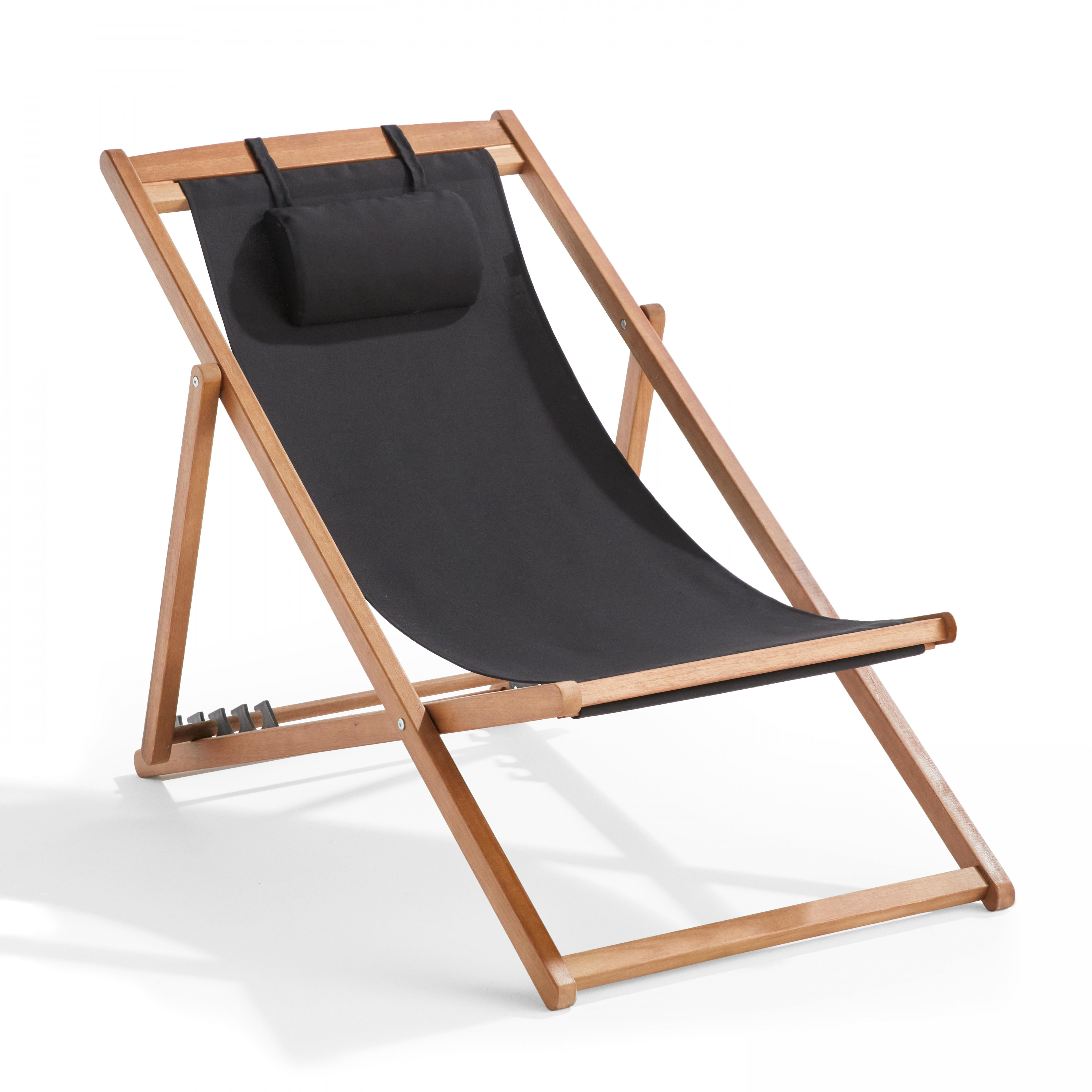 Ein Holzdeckstuhl mit schwarzem Sitz und Kopfstütze auf weißem Grund. Der Stuhl ist zusammengeklappt.