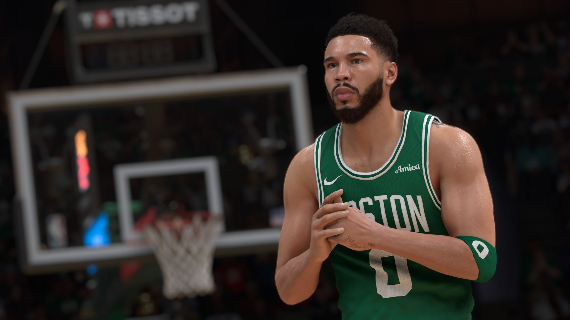 Giocatore di basket in maglia verde. Mani giunte. Logo Celtics sulla maglia. Canestro sullo sfondo.