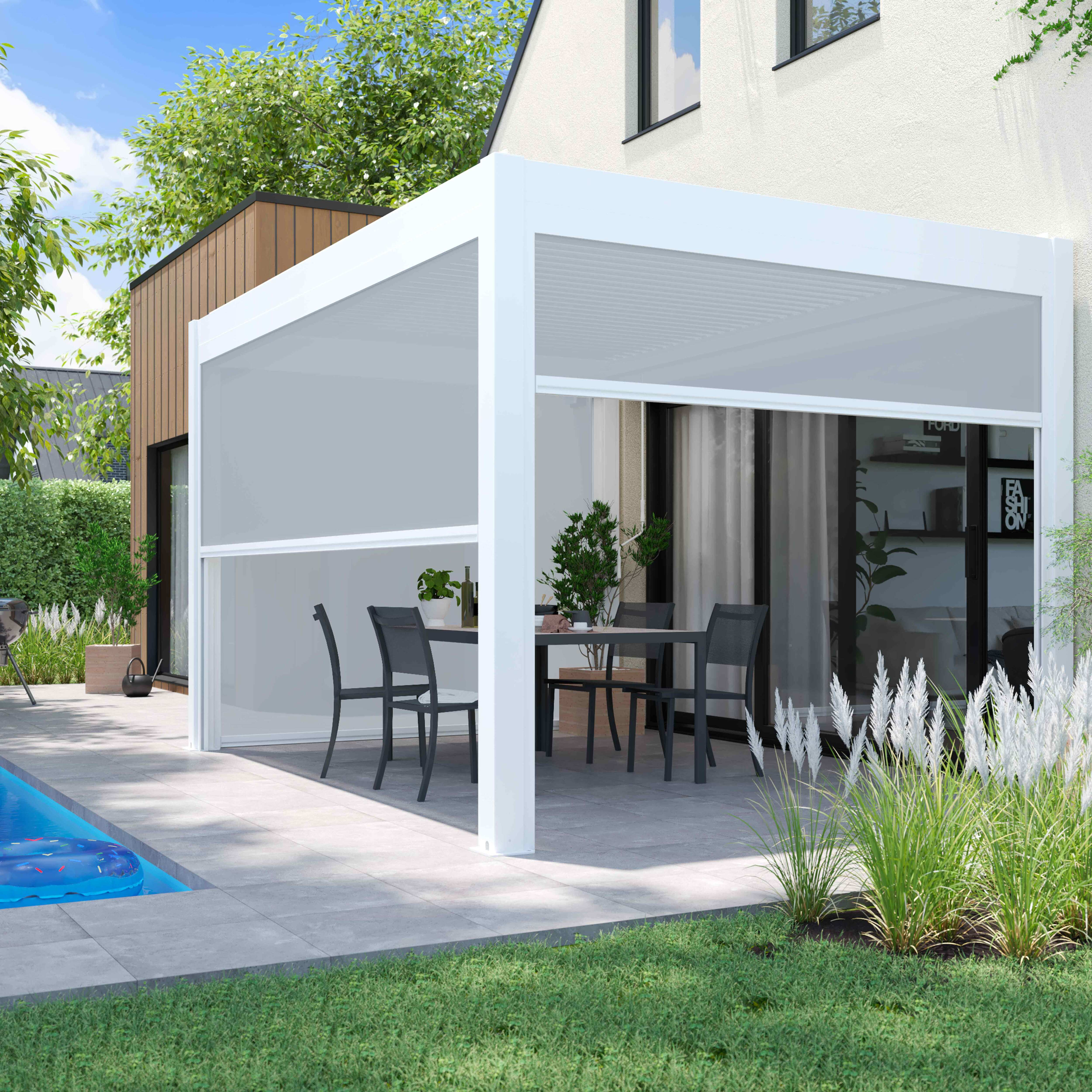 Eine weiße Pergola mit Tisch und Stühlen auf einer Terrasse. Ein Pool und ein Haus sind im Hintergrund.