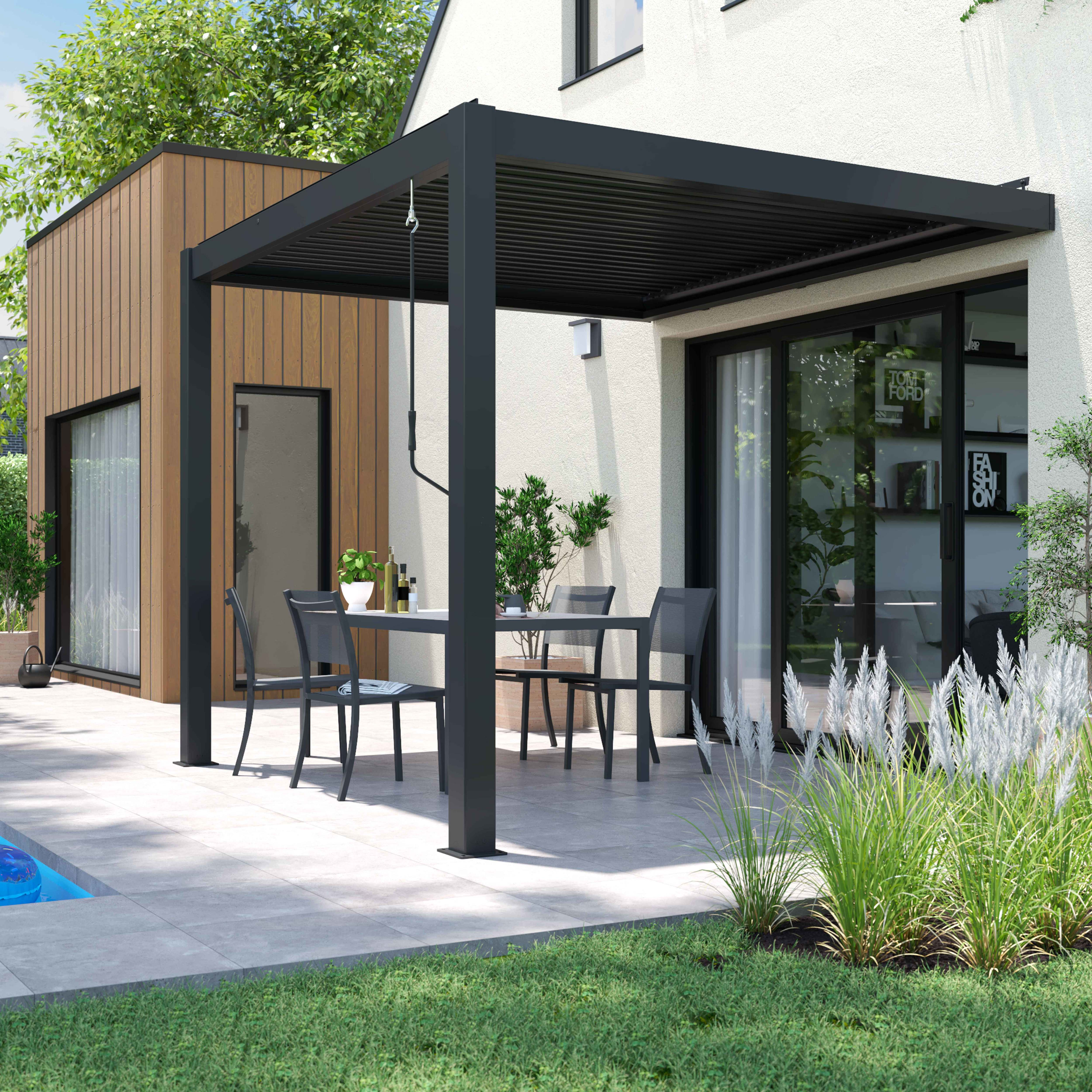 Terrasse mit schwarzer Pergola, Tisch, Stühlen, Pflanzen und einem Gebäude im Hintergrund. Grünes Gras und ein Pool sind ebenfalls vorhanden.