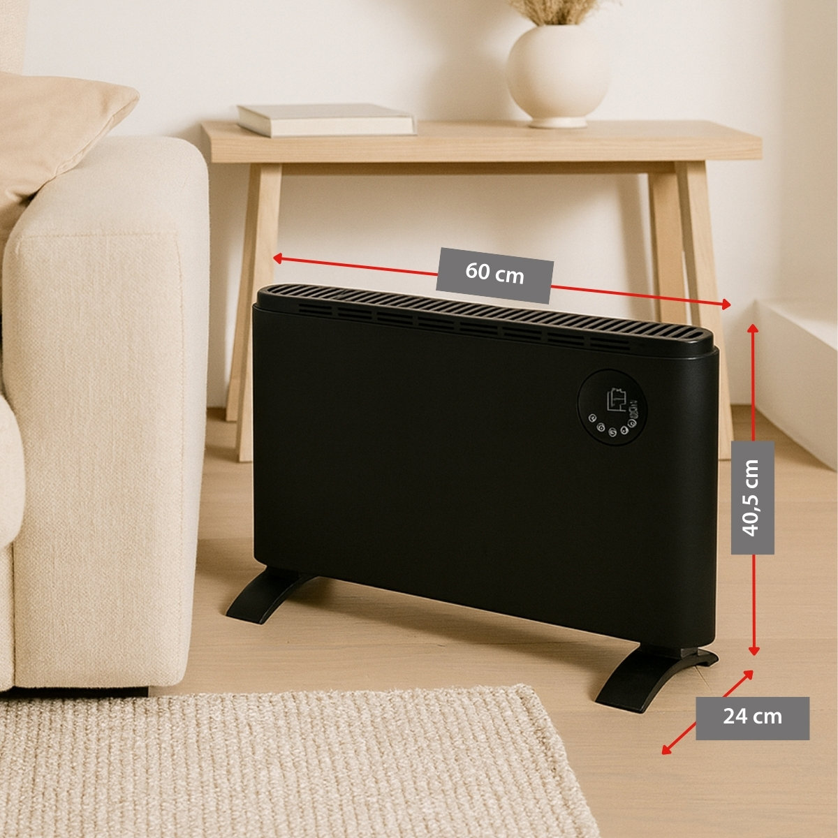 Een zwarte elektrische kachel staat op de vloer. Een beige kleed, bank en houten tafel staan op de achtergrond.