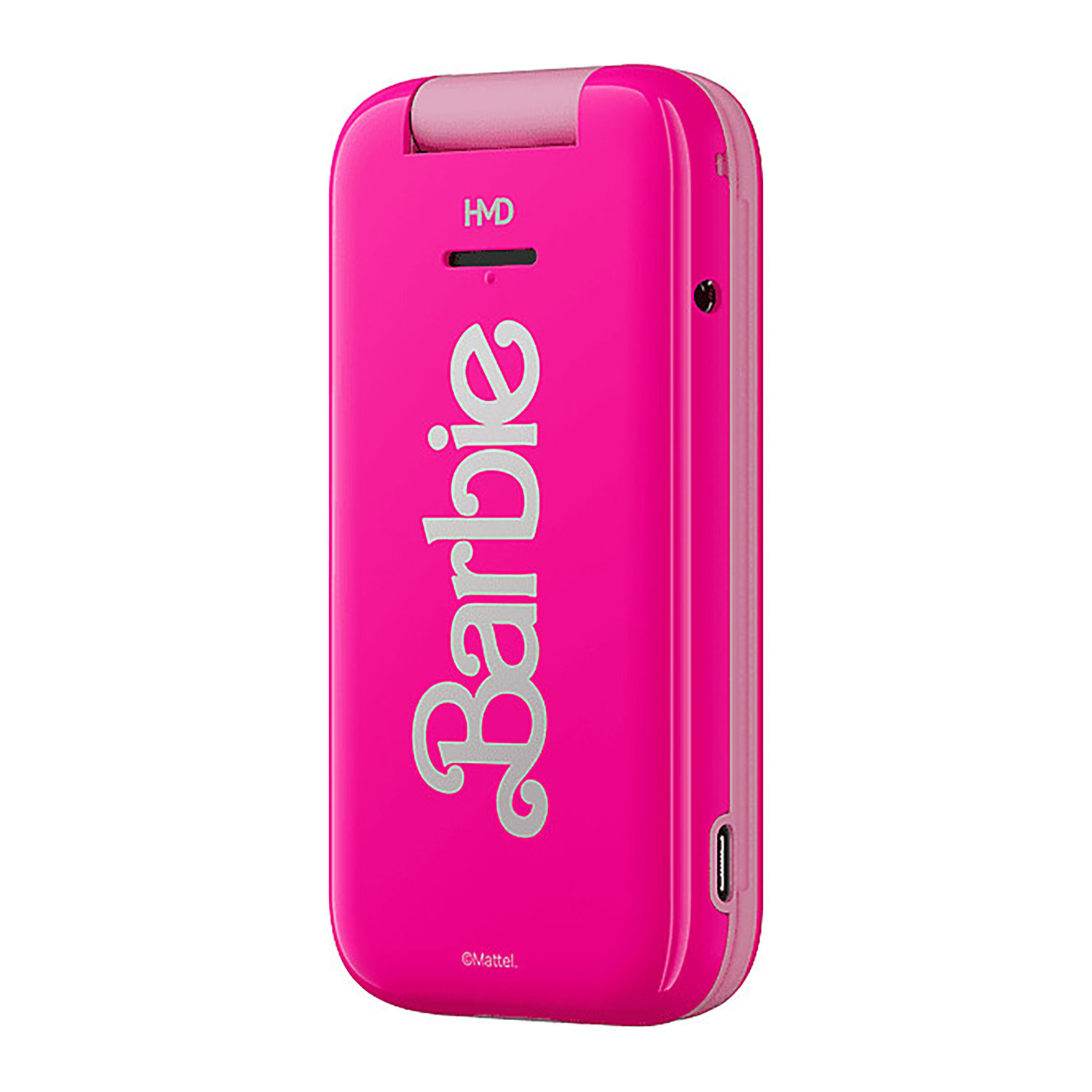 Różowy telefon z klapką ze srebrnym napisem „Barbie”. Telefon ma mały ekran i port ładowania. Marka to HMD.