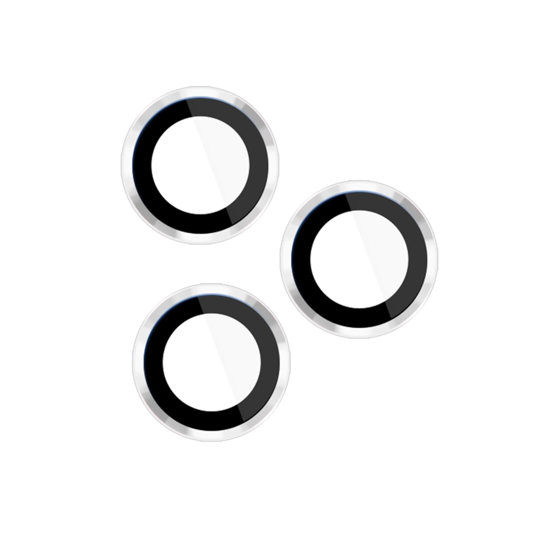 Trzy okrągłe obiekty. Każdy ma czarny pierścień, srebrną obwódkę i biały środek na białym tle.