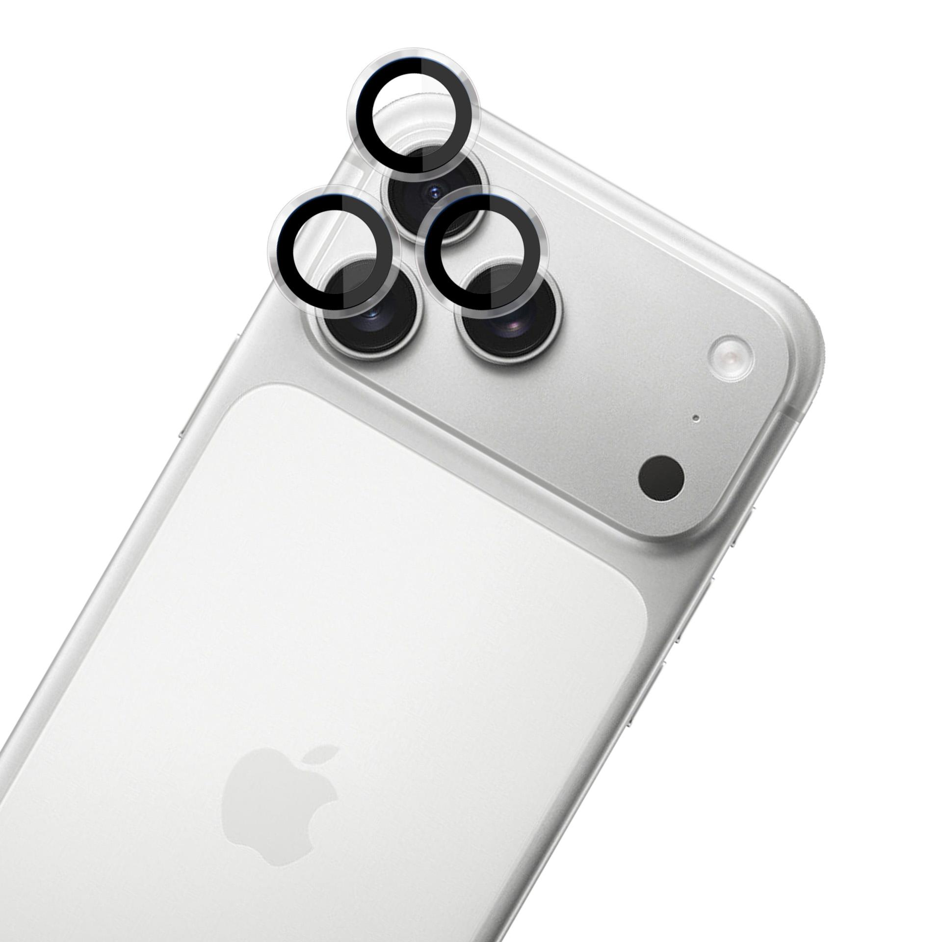 Srebrny tył iPhone'a z czterema obiektywami aparatu i lampą błyskową. Zainstalowano osłony obiektywu.