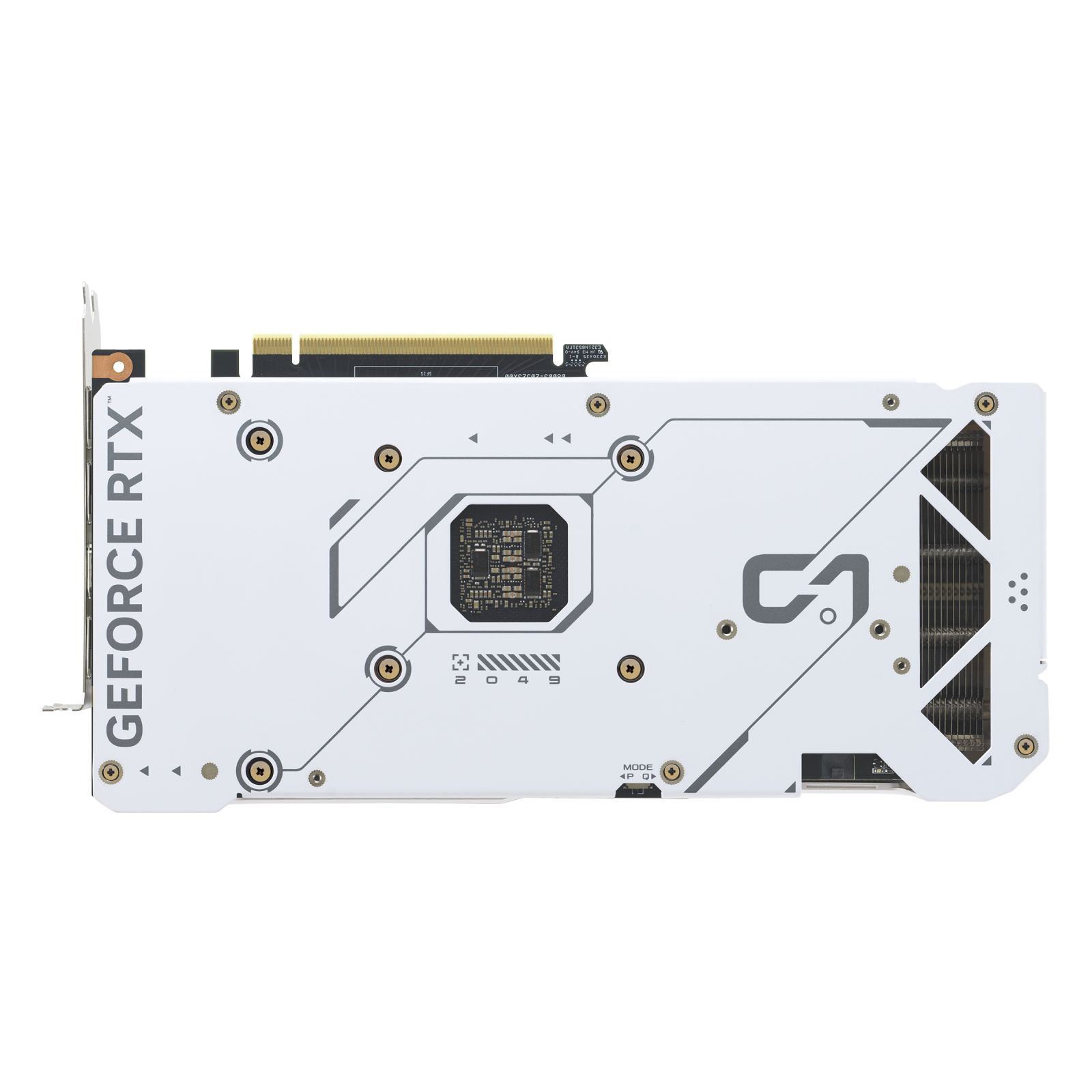Una scheda grafica GeForce RTX bianca. Ha una staffa argentata, viti dorate e un design geometrico con la lettera 'C'.