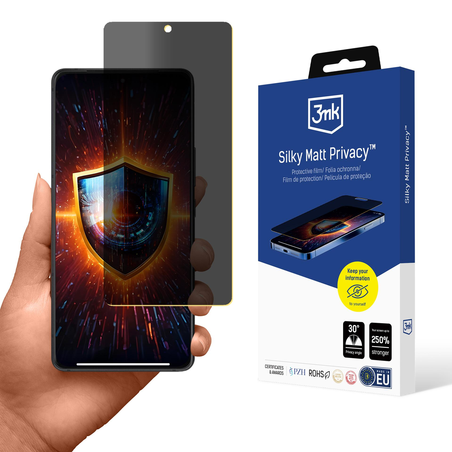 Una mano che tiene uno smartphone con una protezione per la privacy. Una scatola mostra le caratteristiche del prodotto, con un design blu e bianco.