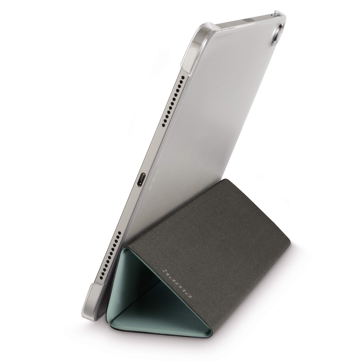 Ein silbernes Tablet, das von einem grau-türkisen Etui hochgehalten wird. Auf dem Etui steht der Markenname 'hama'.
