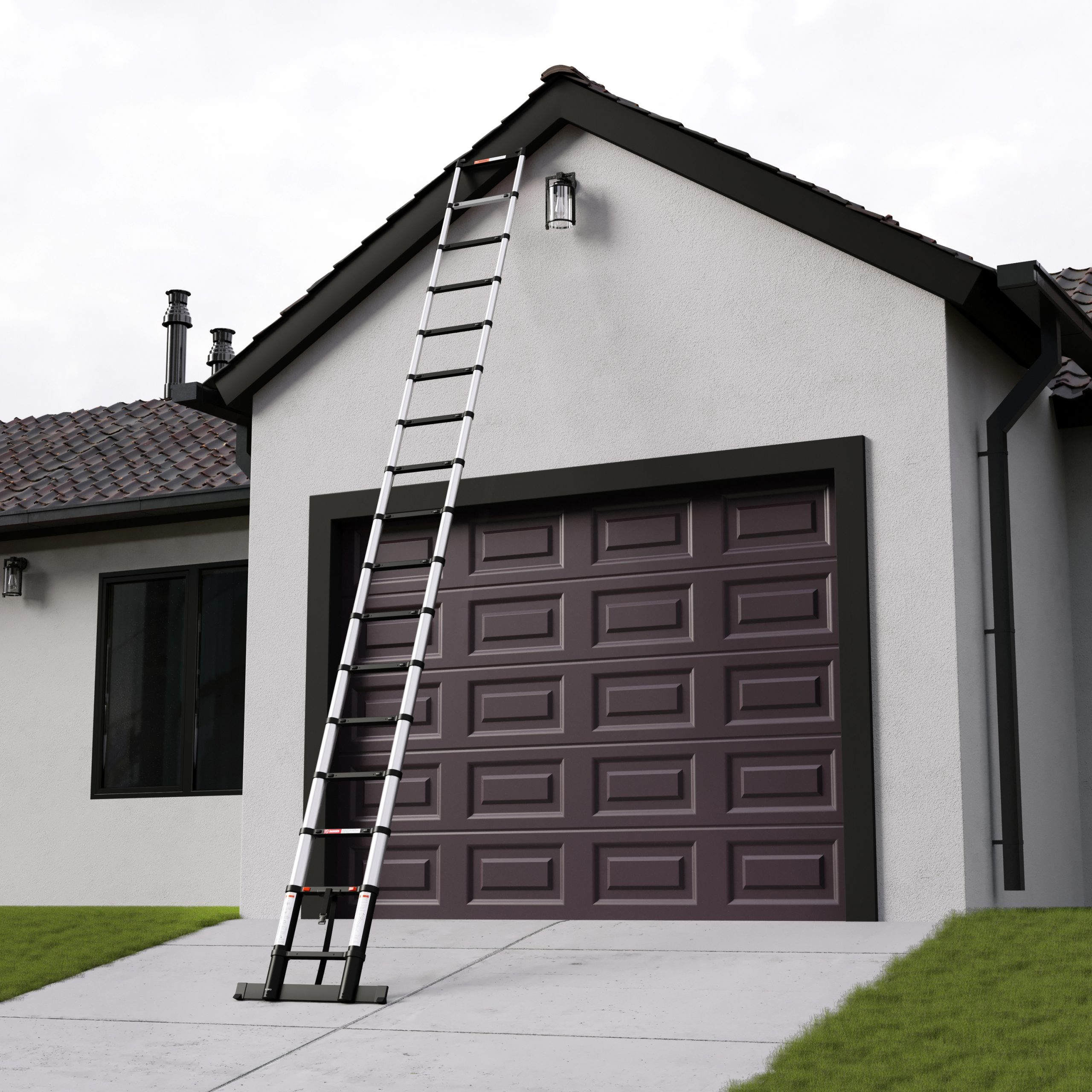 Une échelle est appuyée contre une maison avec une porte de garage marron. De l'herbe verte et un ciel nuageux sont visibles.