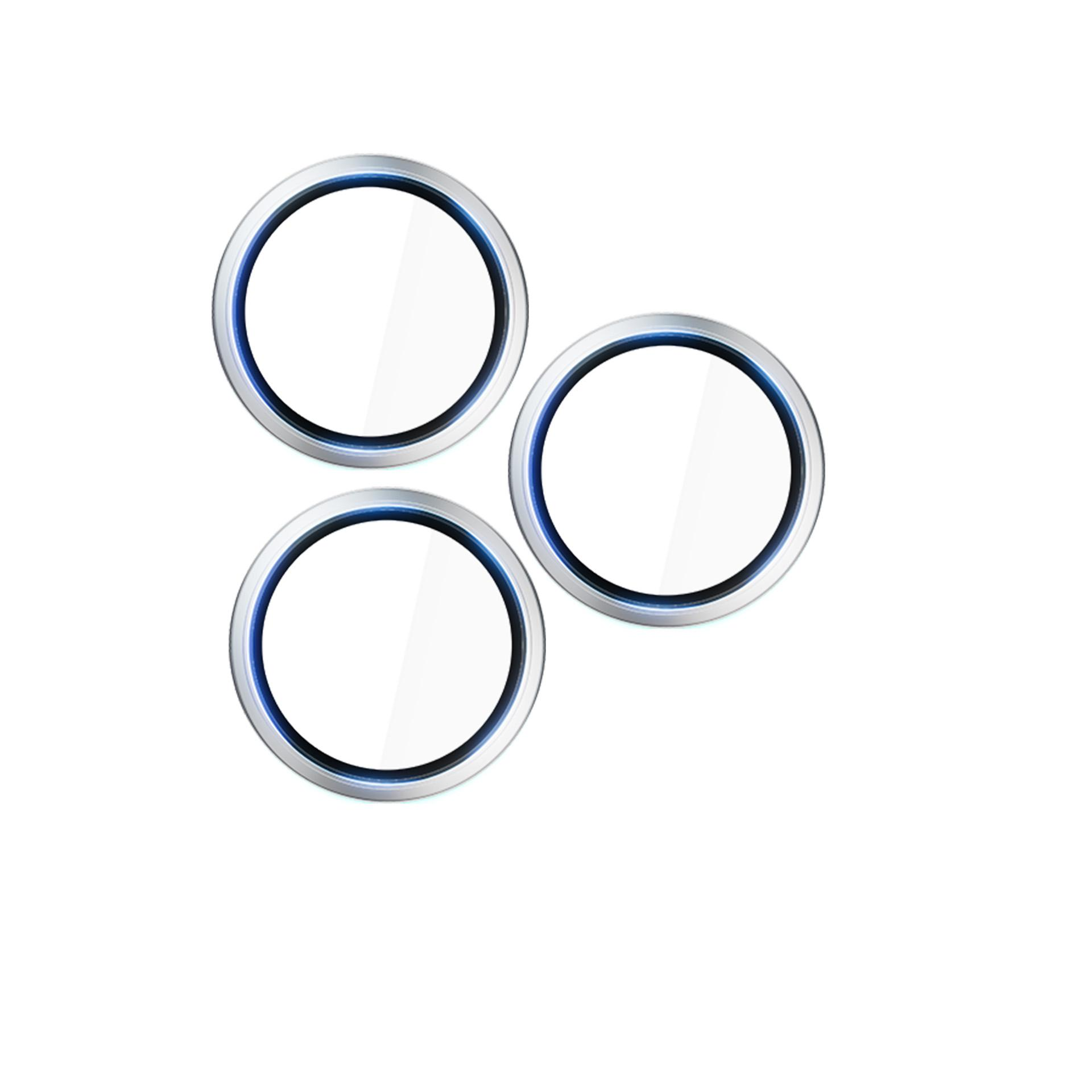 Tre protezioni in vetro circolari. Ognuna ha un bordo argentato con un anello interno blu e un centro trasparente. Isolato su bianco.