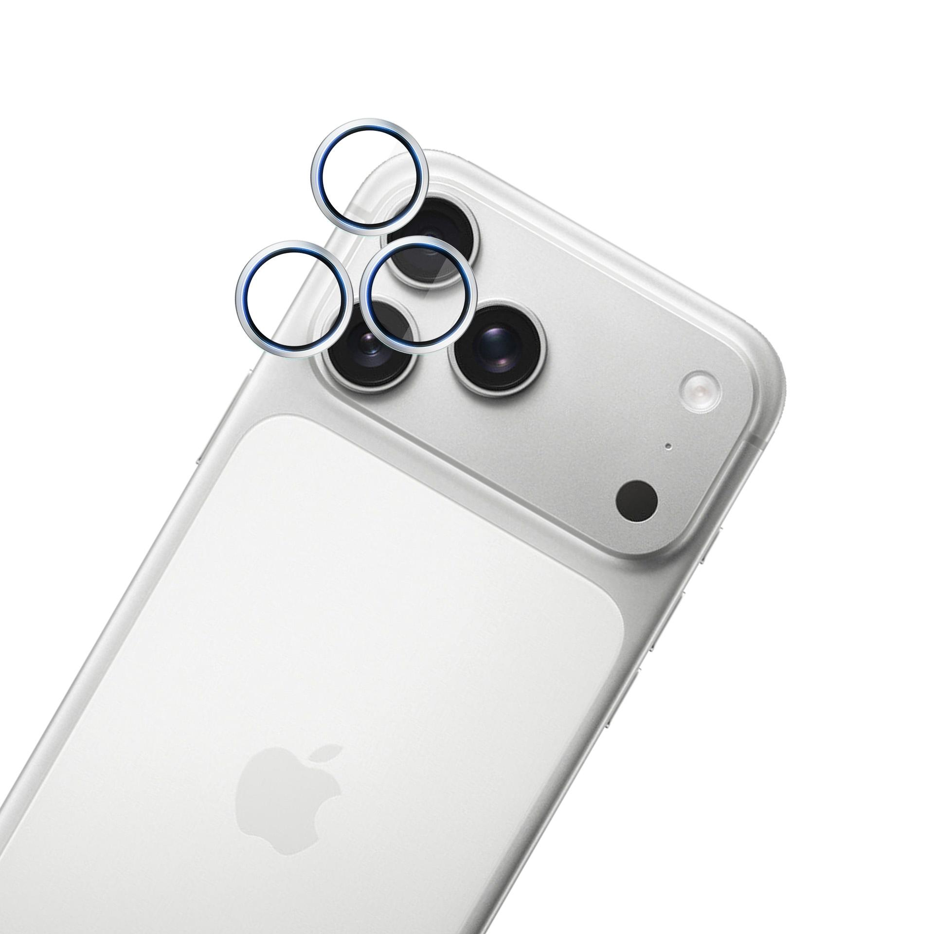 Telefono argento con protezioni per lenti. Tre lenti, un flash e logo Apple su sfondo bianco.