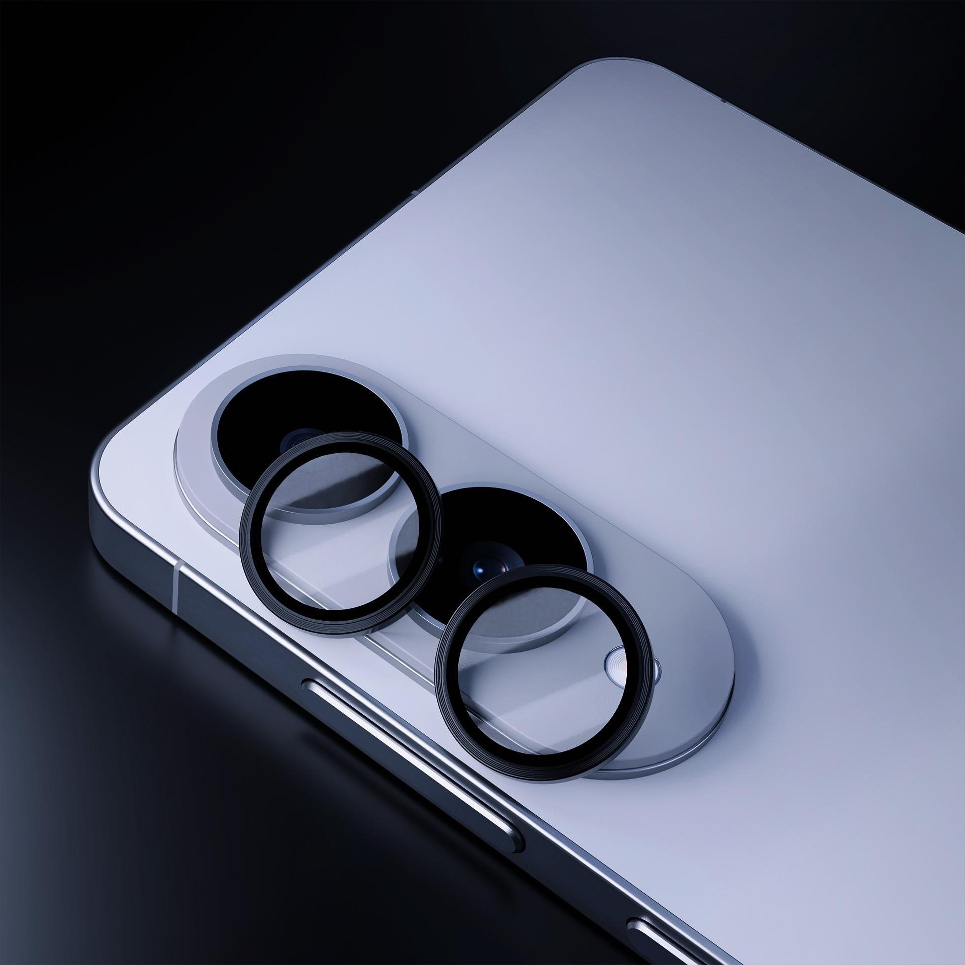 Uno smartphone con tre obiettivi e due protezioni per lenti. Il telefono è argento e lo sfondo è nero.
