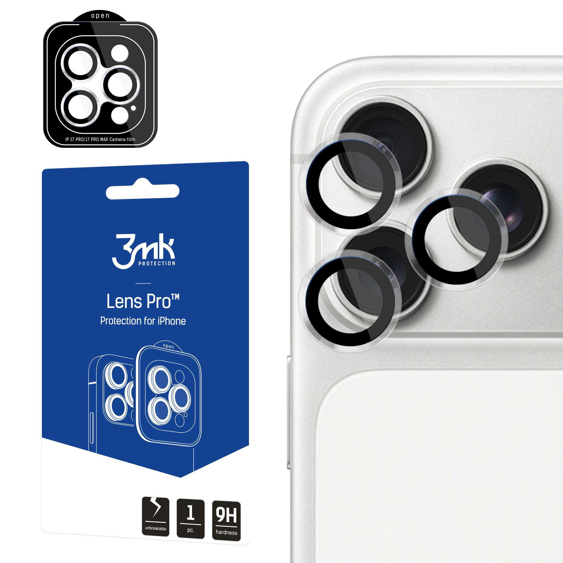 L'immagine mostra una protezione per l'obiettivo della fotocamera del telefono e un iPhone. La protezione è su una scatola blu e sul telefono.