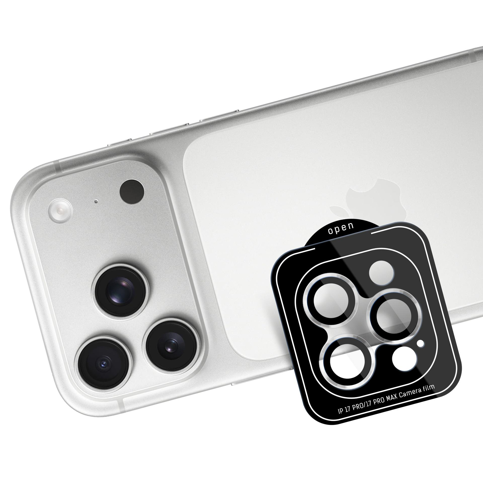 Un iPhone con una protezione per l'obiettivo della fotocamera. Il telefono è argento e la protezione è nera con dettagli e testo argentati.
