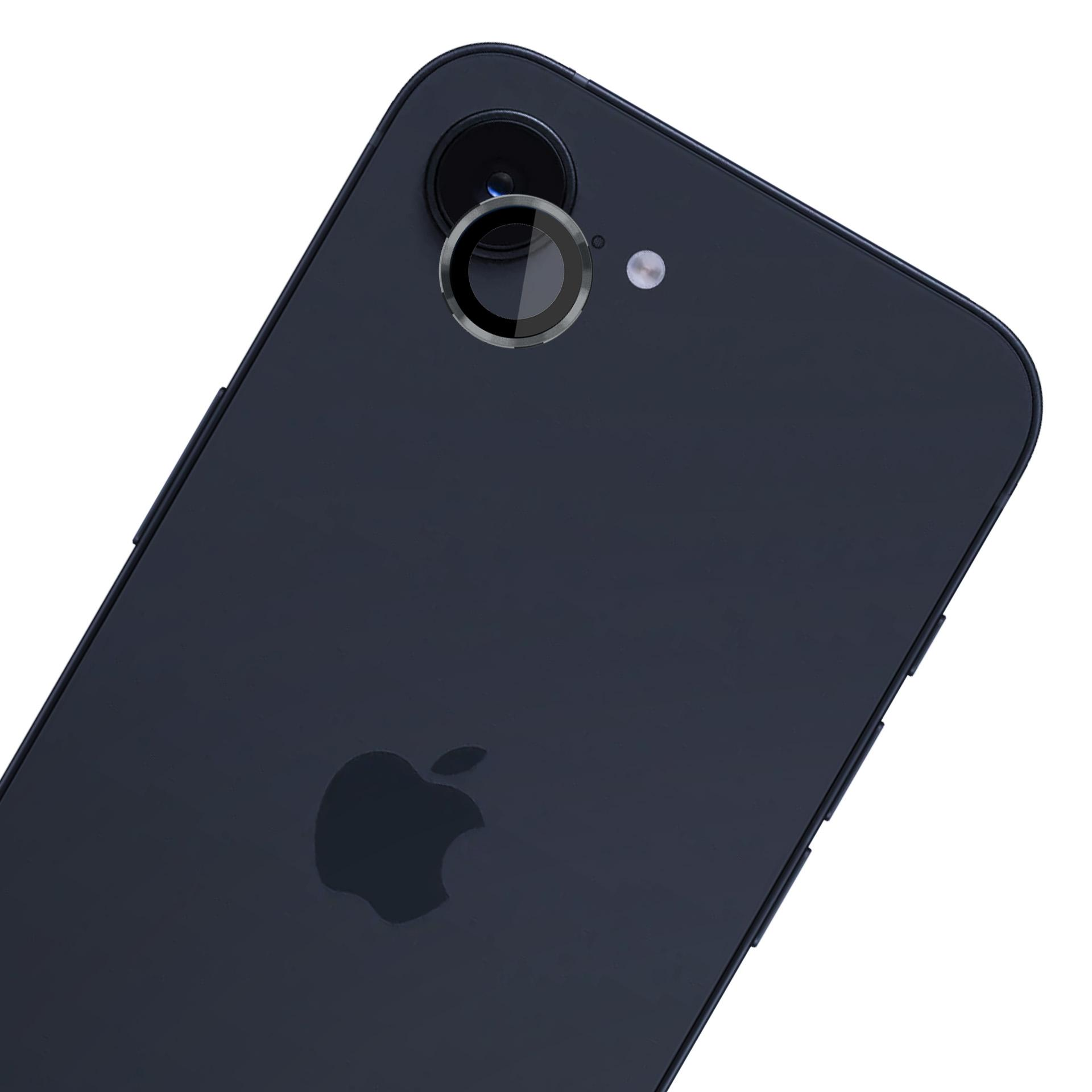 Tył ciemnoniebieskiego smartfona z obiektywami aparatu i logo Apple. Telefon jest pod kątem.