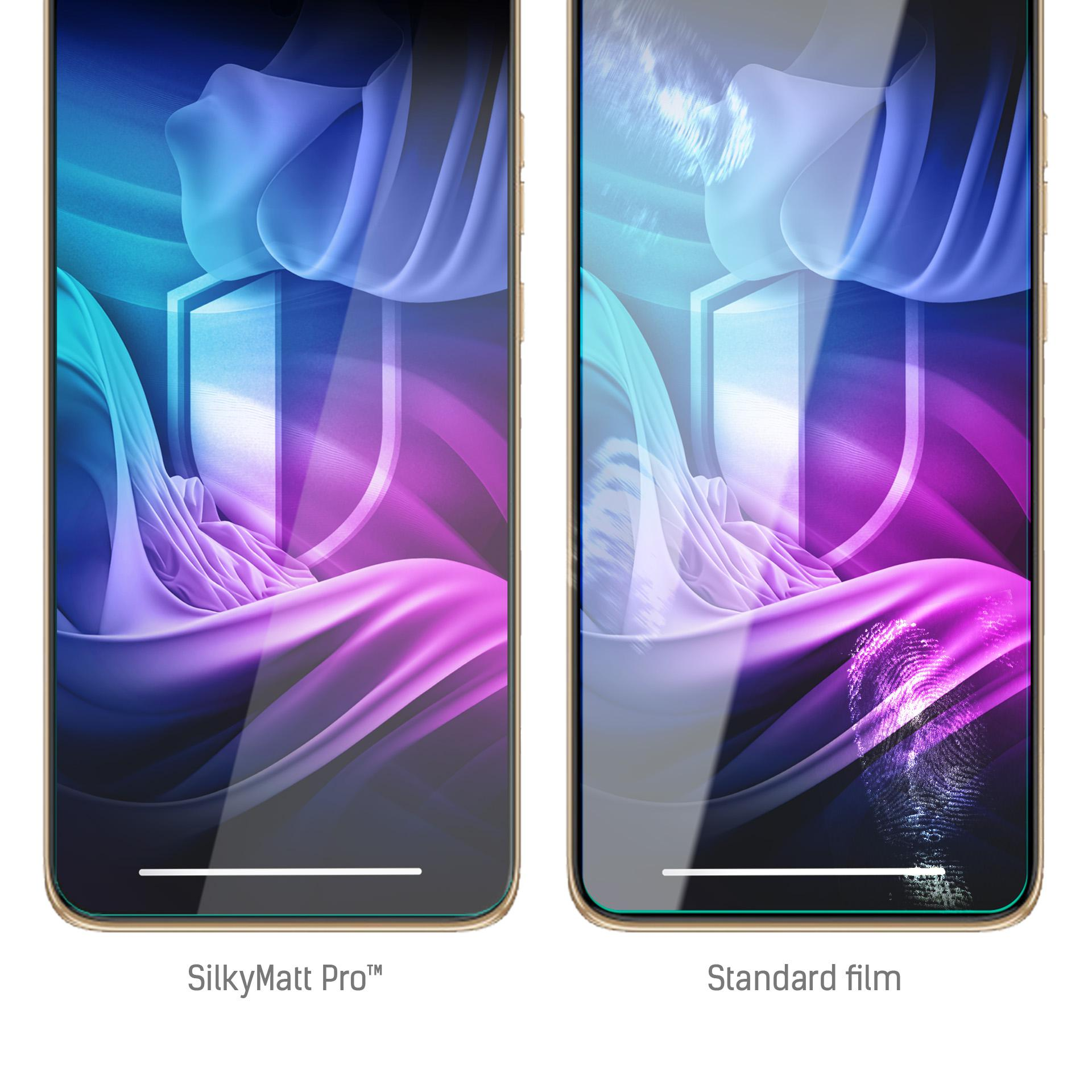Due schermi di telefono con design astratti blu e viola. Uno è SilkyMatt Pro, l'altro è un film standard. Impronta digitale visibile.