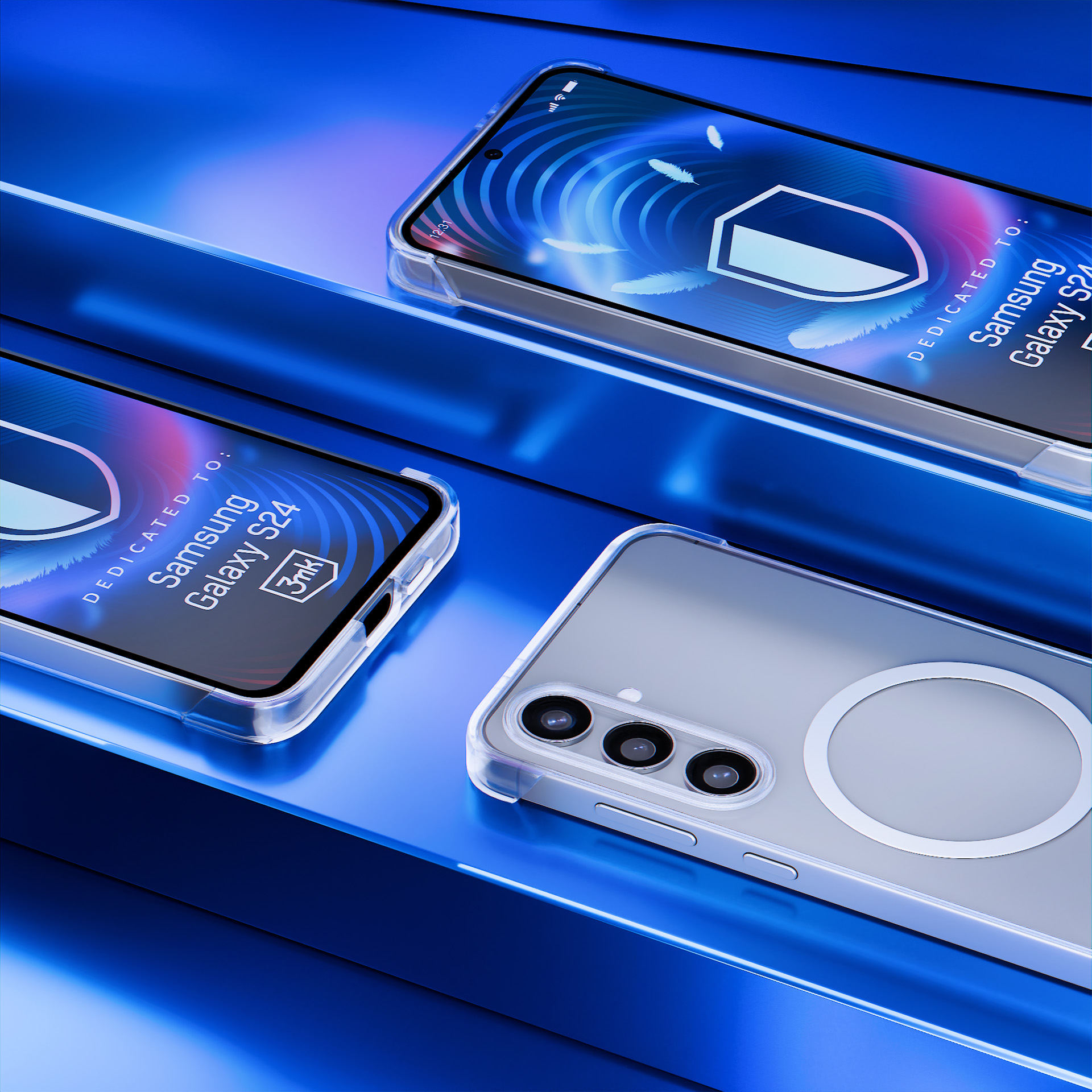 Trzy telefony Samsung Galaxy S24 z przezroczystymi obudowami, na niebieskiej powierzchni. Telefony mają ekrany.
