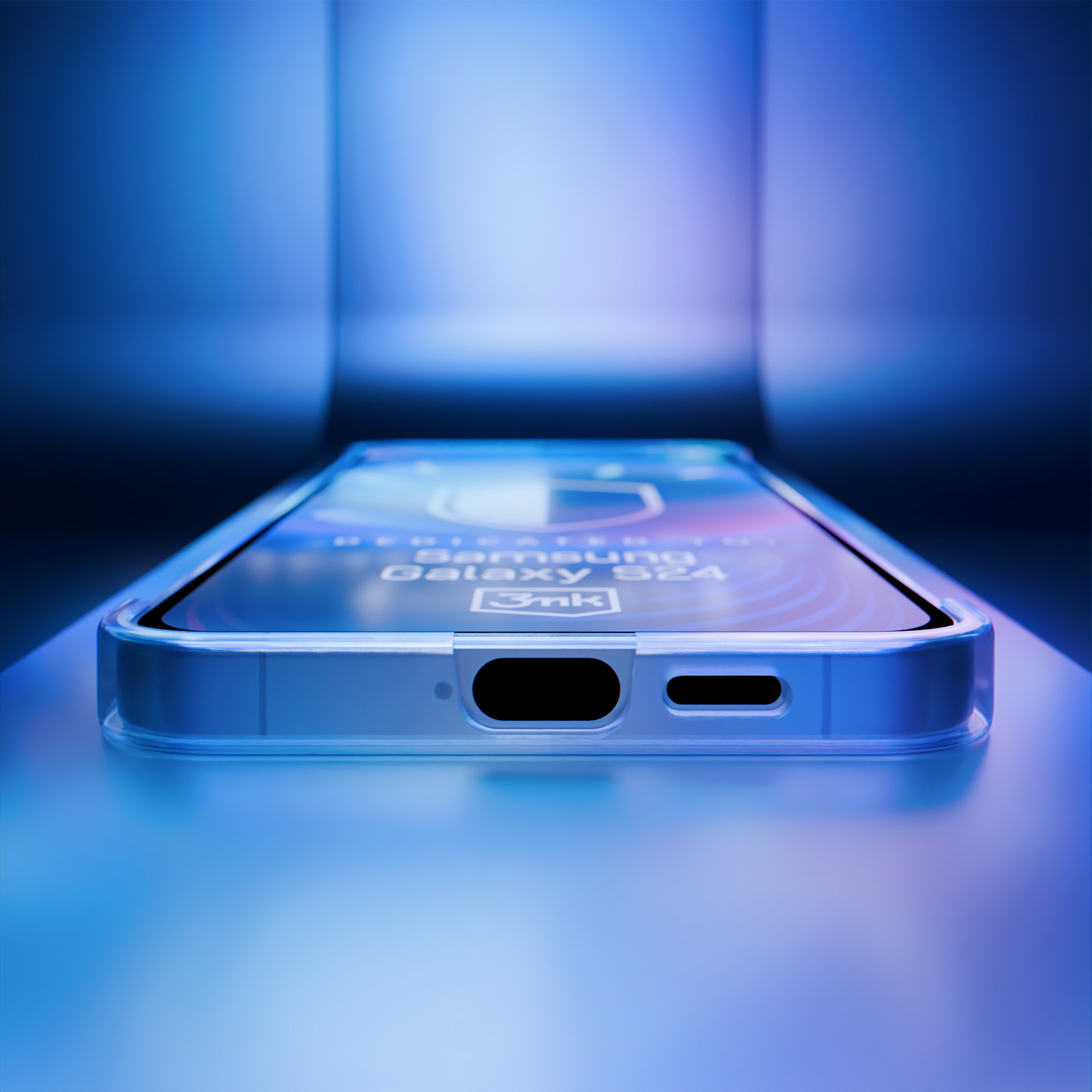 Smartfon z etui ochronnym, z napisem 'Samsung Galaxy S24'. Scena skąpana jest w chłodnym niebieskim świetle, tworzącym odbicia.