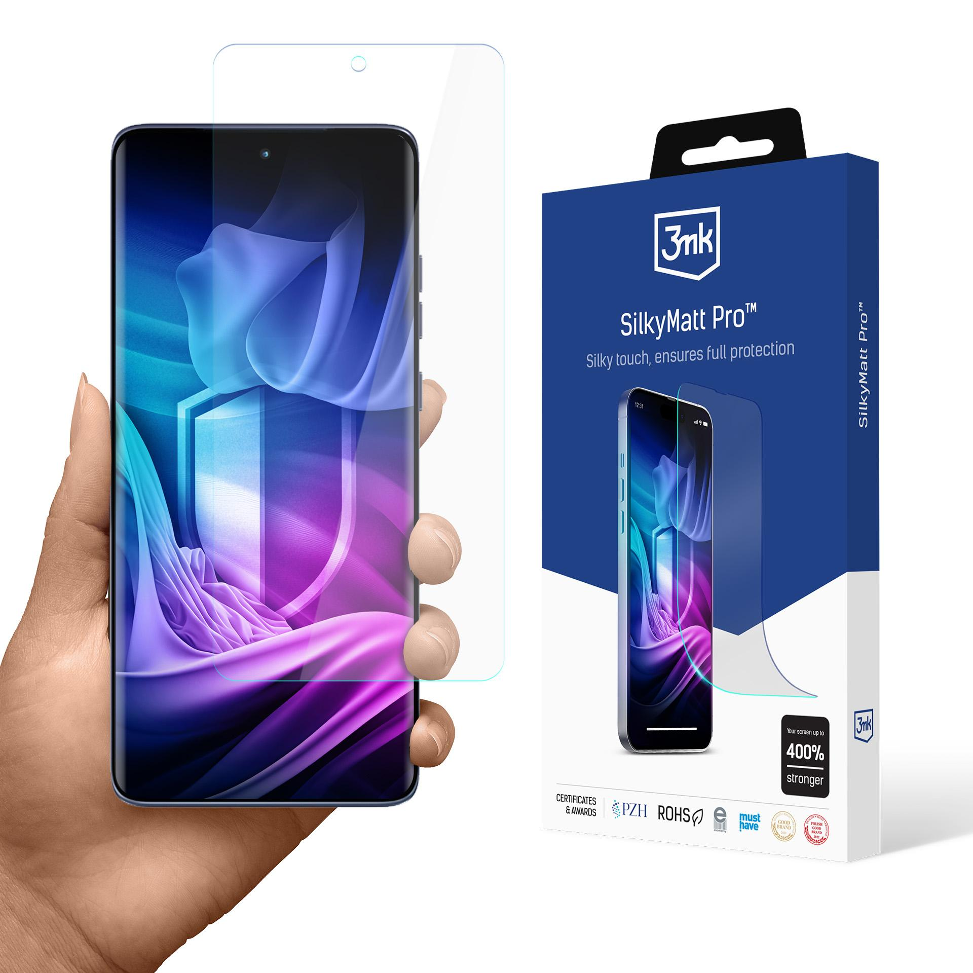 Ręka trzymająca osłonę ekranu telefonu obok pudełka produktu. Na pudełku napisano 'SilkyMatt Pro'.