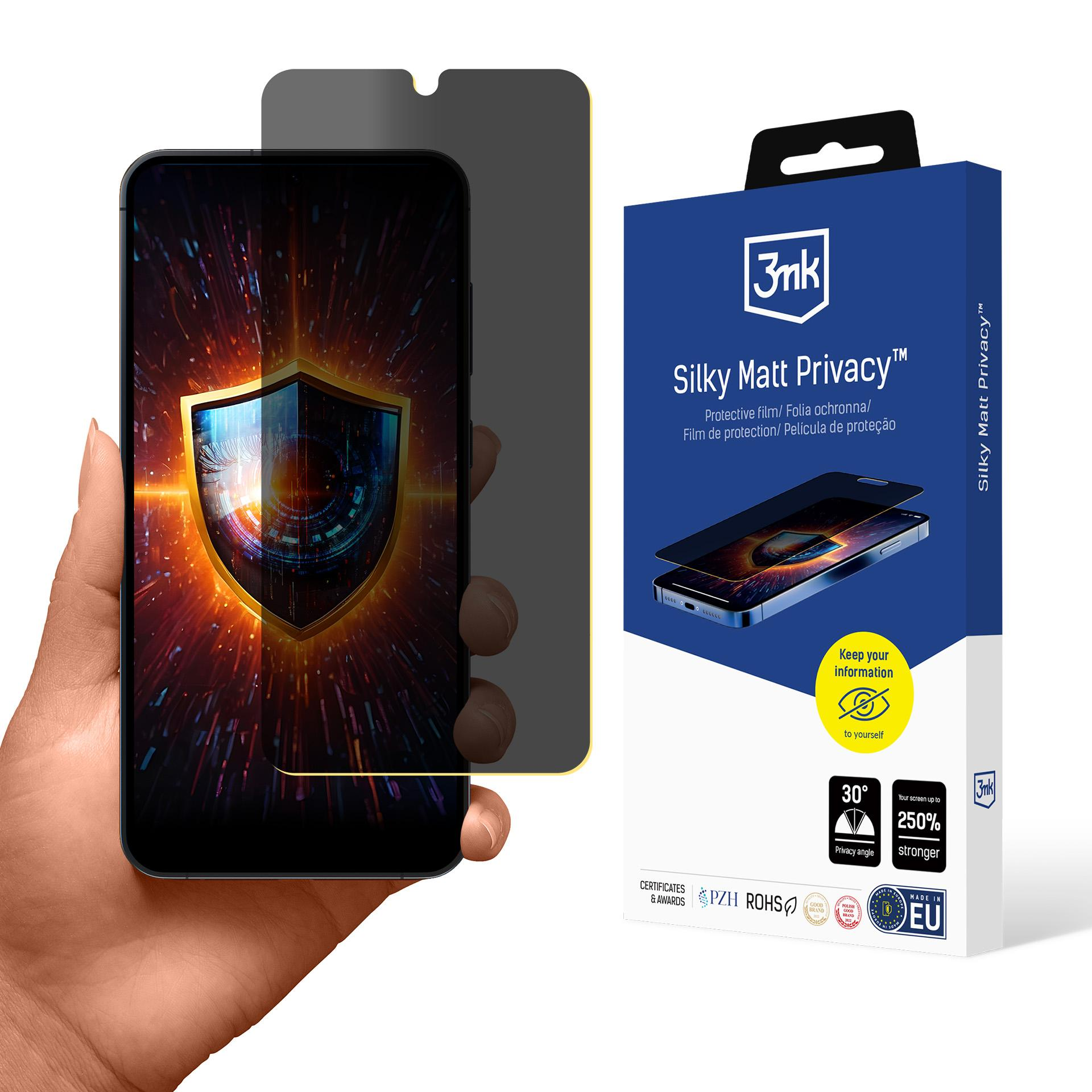 Una mano che tiene un telefono con una protezione per lo schermo e una scatola. Lo schermo mostra uno scudo.
