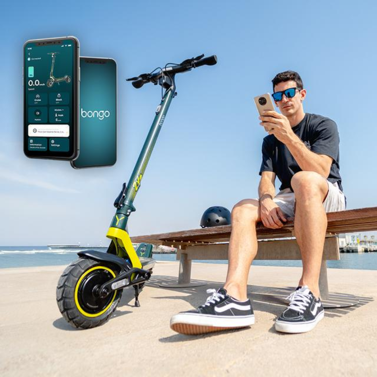 Hombre sentado en banco con scooter. Teléfono muestra app. Casco en banco. Día soleado, playa en fondo.