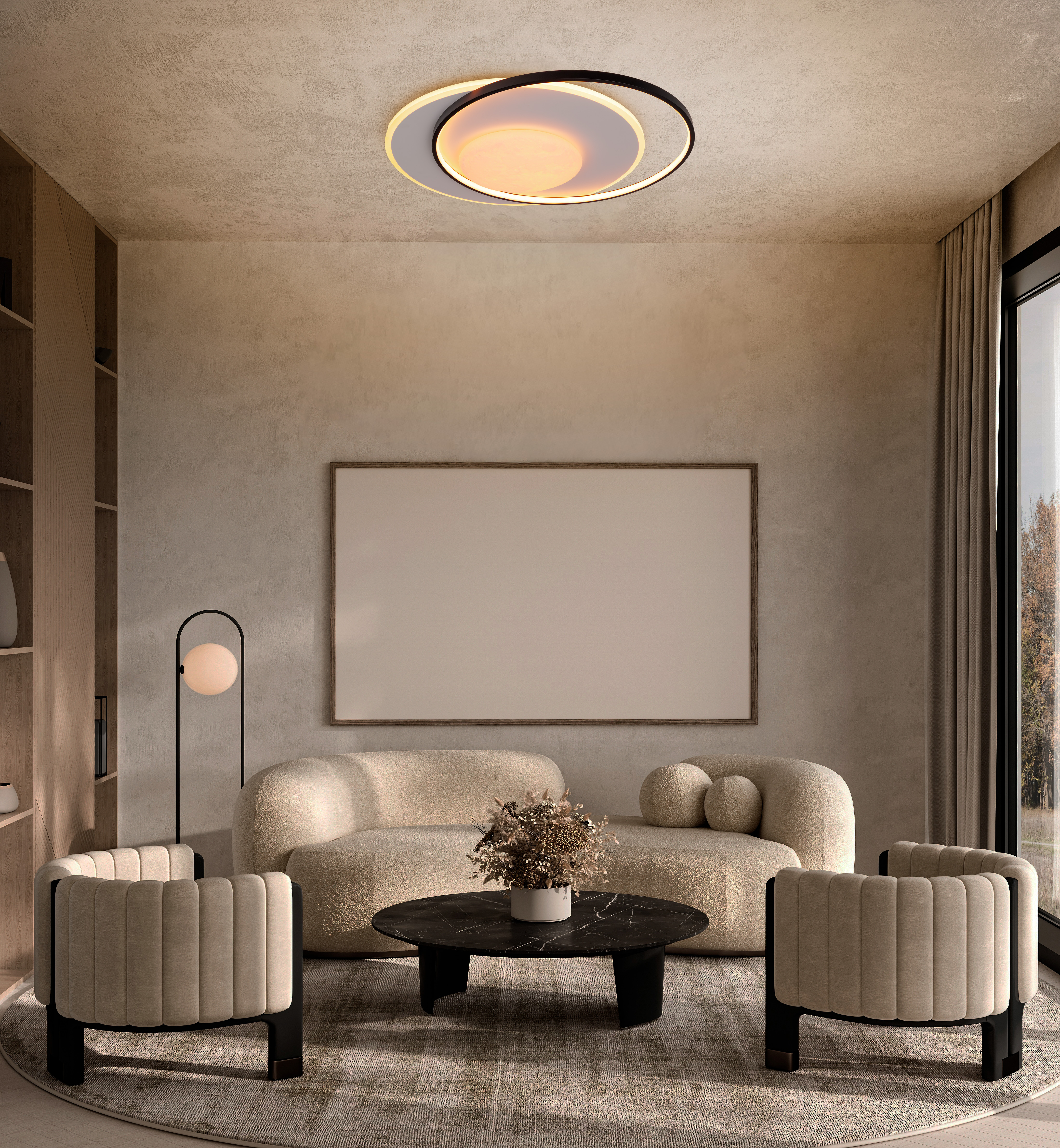 Wohnzimmer mit beigem Sofa, Sesseln und einem schwarzen Couchtisch. Ein großer Rahmen und eine runde Deckenleuchte sind sichtbar.