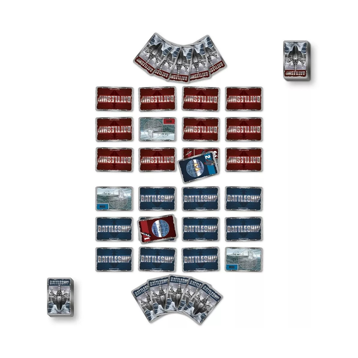 Ein Battleship-Spielaufbau mit Karten und Spielsteinen. Karten zeigen Schiffe und das Wort 'Battleship'. Einige Karten zeigen Treffer und Fehlschüsse.