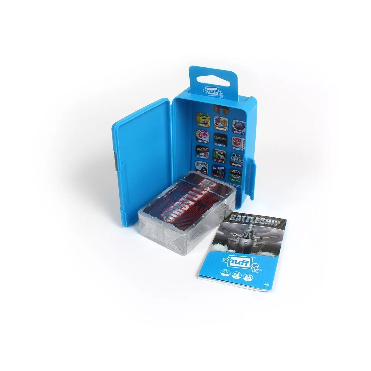 Eine blaue Shuffle Battleship-Spielbox, geöffnet, mit Karten, einem Heft und Symbolen verschiedener Spiele. Weißer Hintergrund.