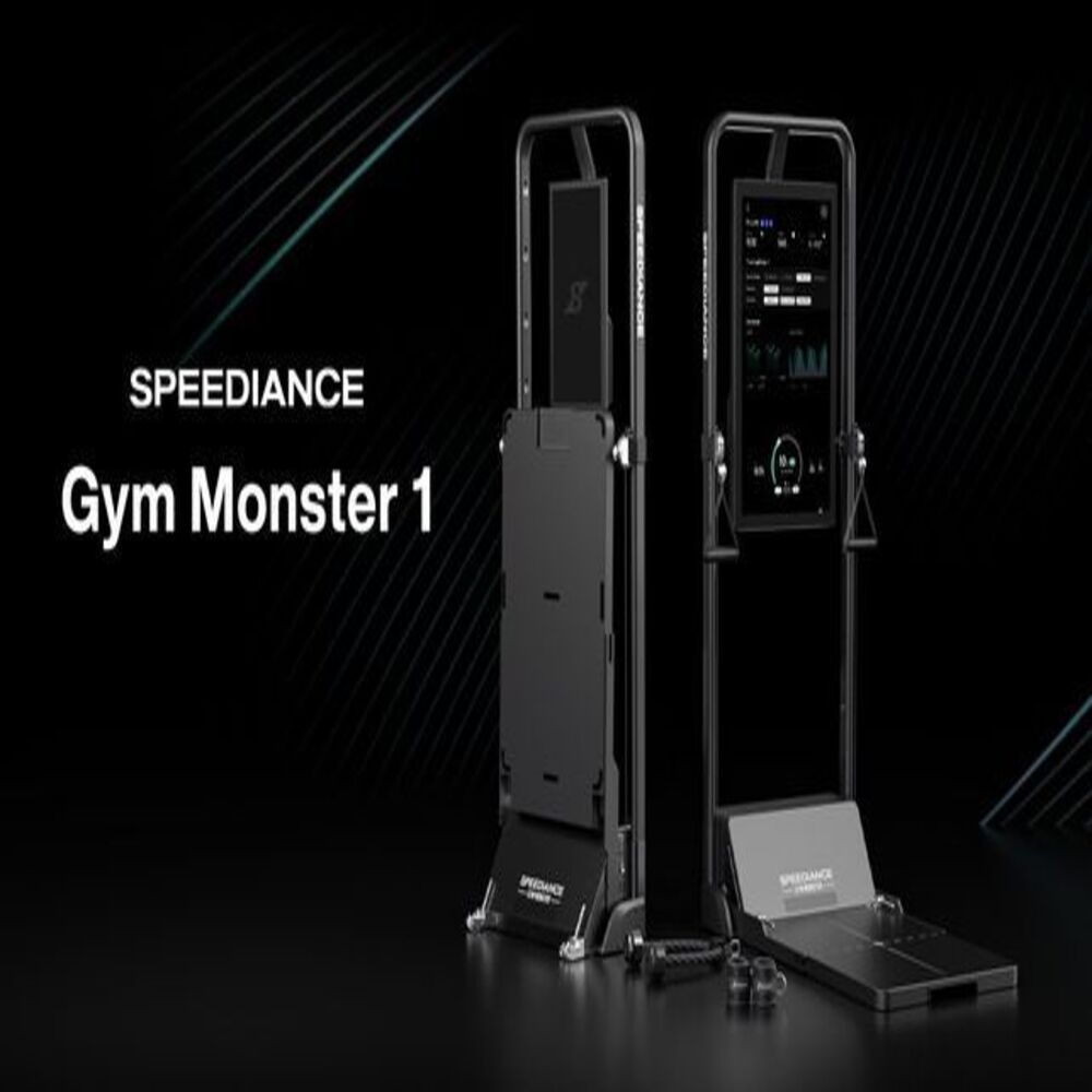 Zwei schwarze Speediance Gym Monster 1 Maschinen auf schwarzem Hintergrund. Eine hat einen Bildschirm, der Daten anzeigt. Die andere hat ein leeres Panel.