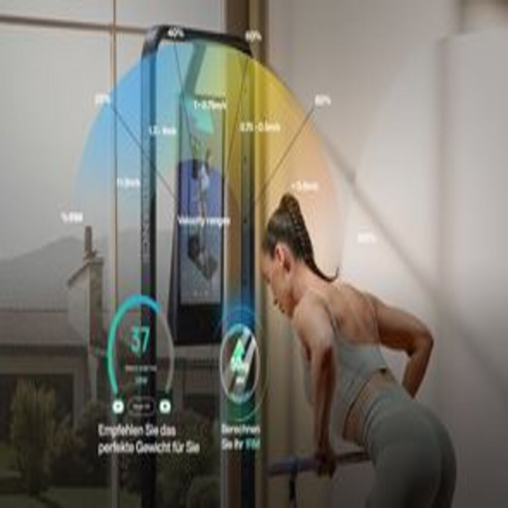 Eine Frau trainiert mit einem Fitnessgerät. Der Bildschirm zeigt Trainingsdaten. Grafiken zeigen Geschwindigkeit und Leistung. Der Hintergrund zeigt ein Haus.
