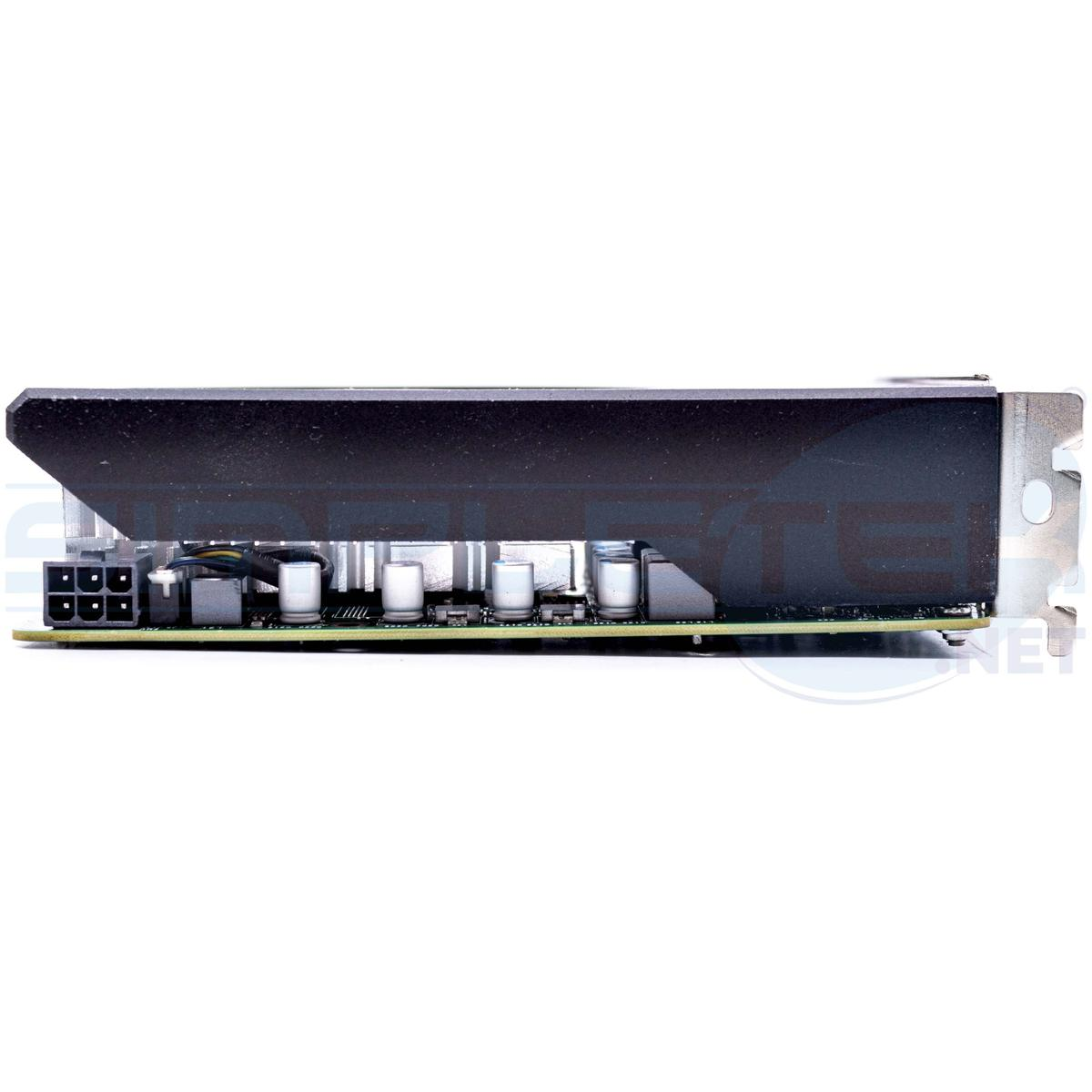 Vista laterale di un componente del computer nero. Presenta un involucro nero, un circuito stampato verde e vari componenti argentati. Lo sfondo è bianco.