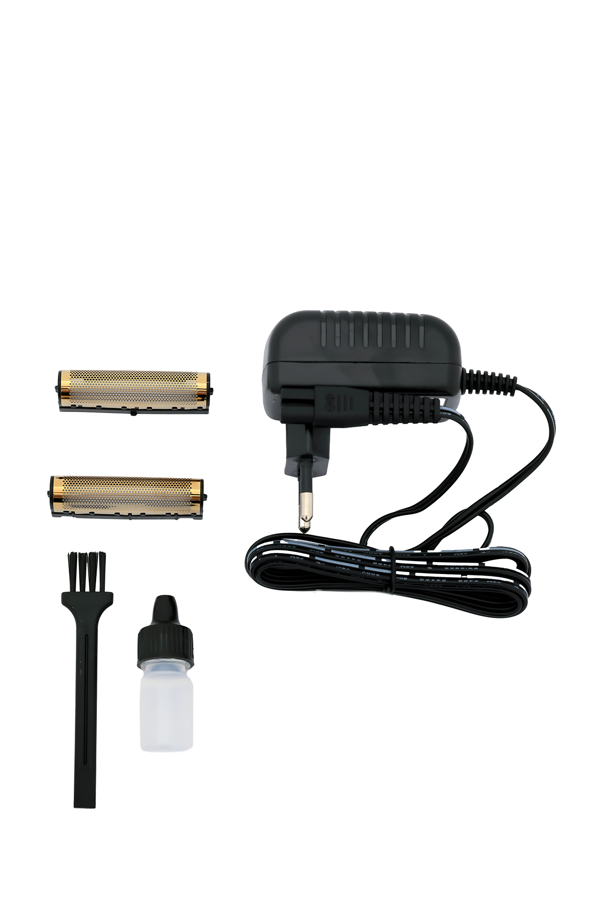 Bıçaklı bir elektrikli tıraş makinesi, bir güç adaptörü, bir temizleme fırçası ve küçük bir şişe beyaz bir yüzeyde.