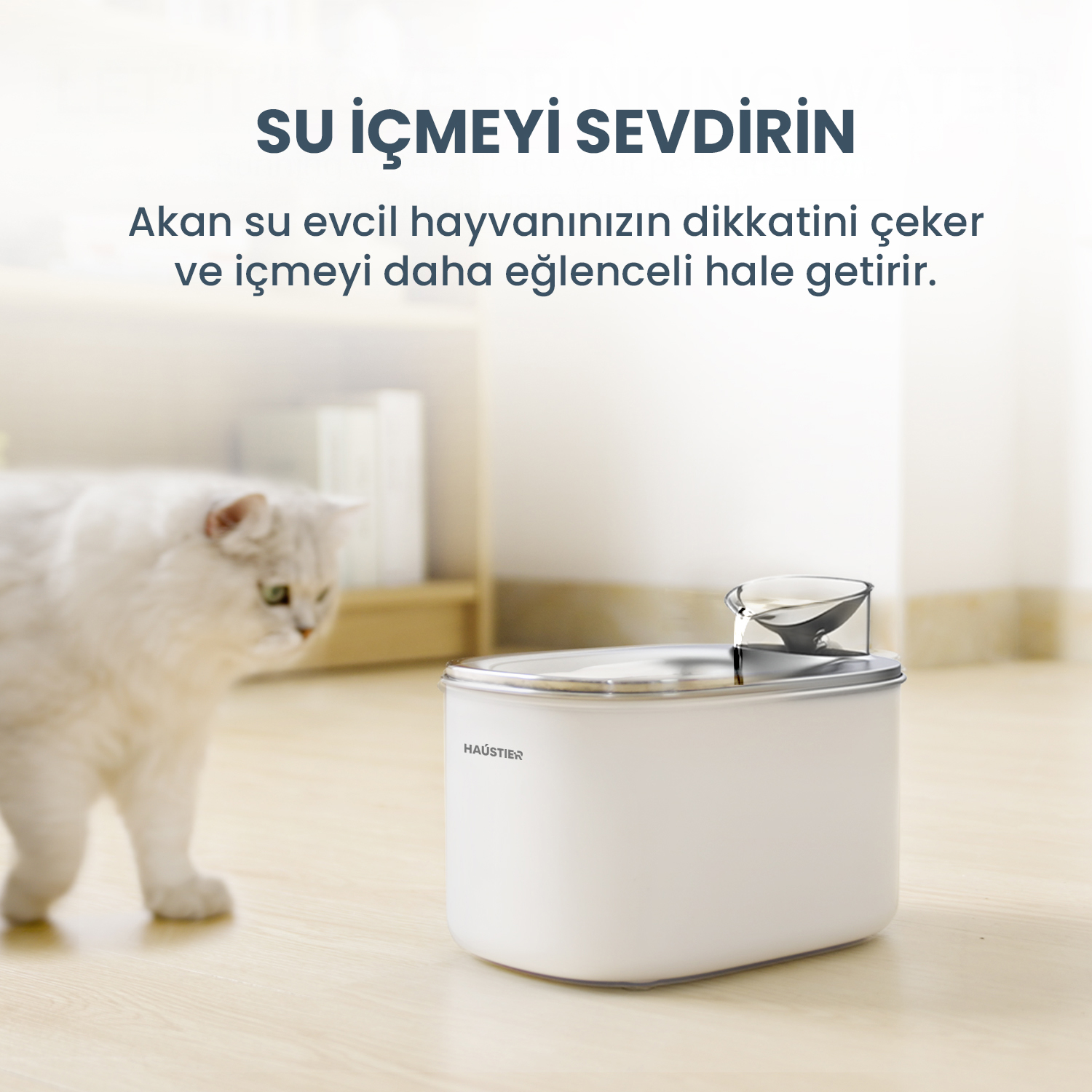 Beyaz bir kedi, beyaz bir su çeşmesinin yanında duruyor. Türkçe metin, evcil hayvanlar için suyu daha çekici hale getirmektedir.
