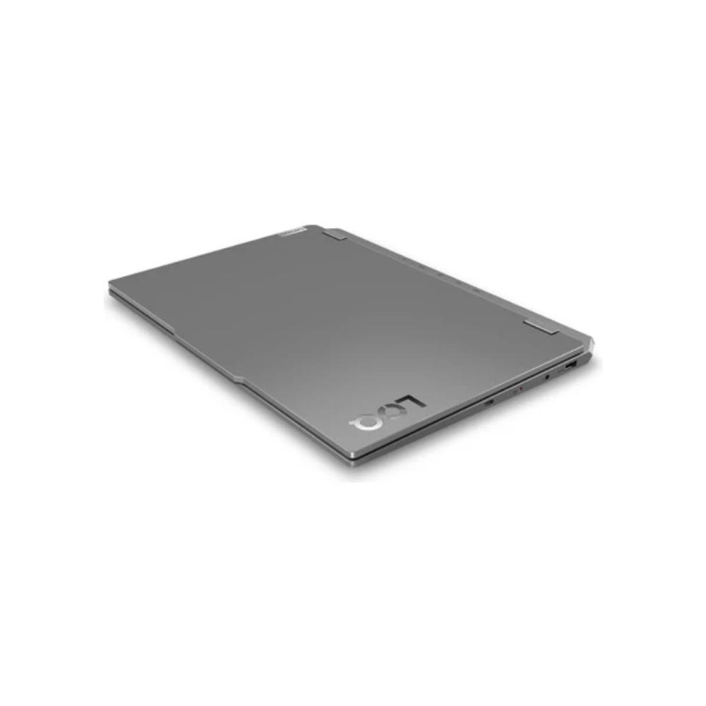 Beyaz zemin üzerinde, hafif açılı gri bir dizüstü bilgisayar. Lenovo logosu görünür durumda. Dizüstü bilgisayar kapalı.