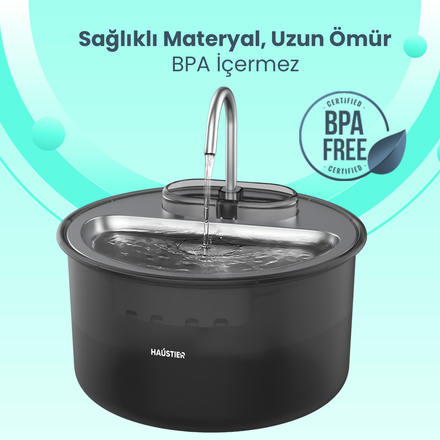 Siyah bir evcil hayvan su çeşmesi, krom musluklu. BPA içermez sertifikalı. Türkçe metinli turkuaz arka plan.